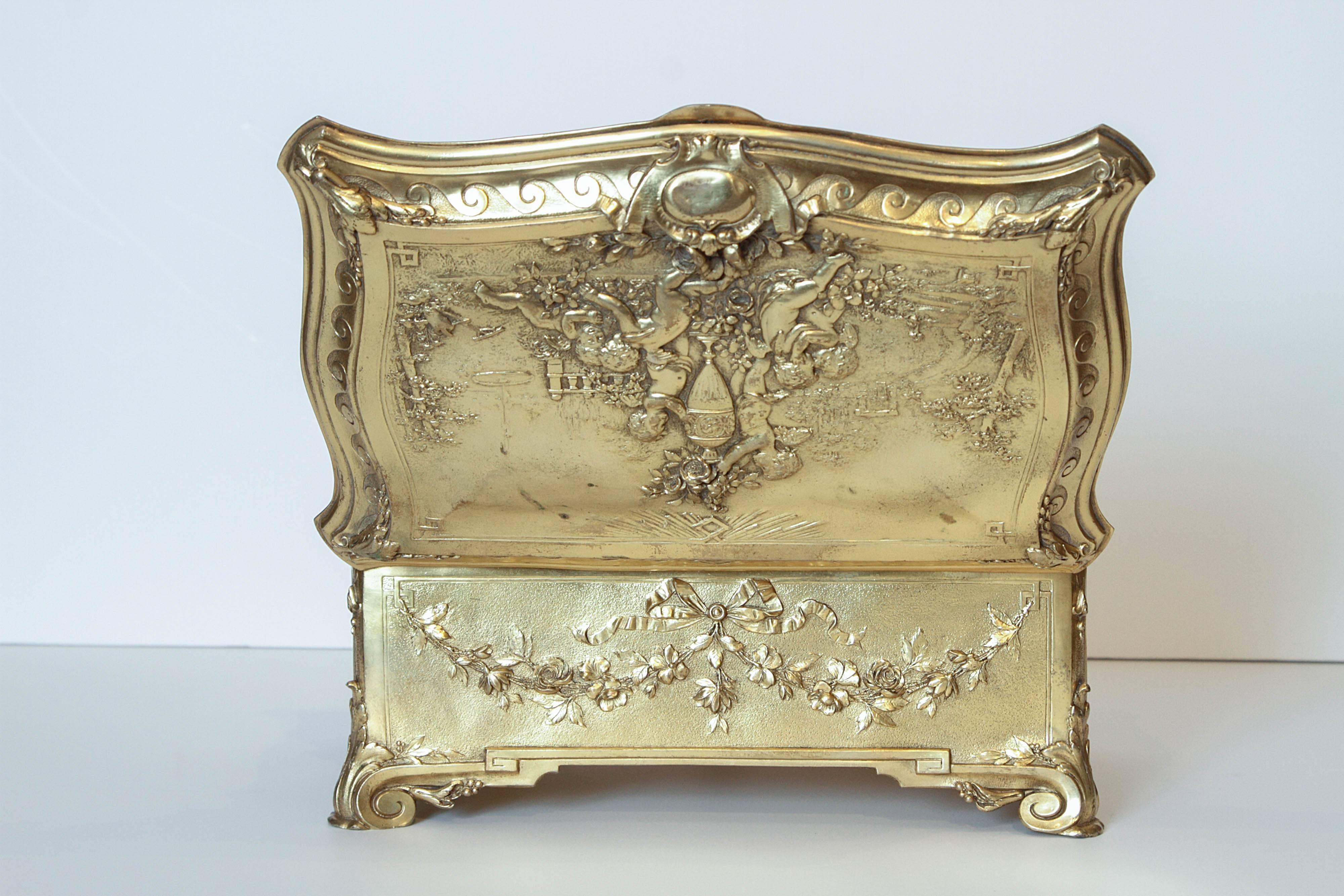 Grand coffret français du 19ème siècle en bronze finement doré Excellent état - En vente à Dallas, TX