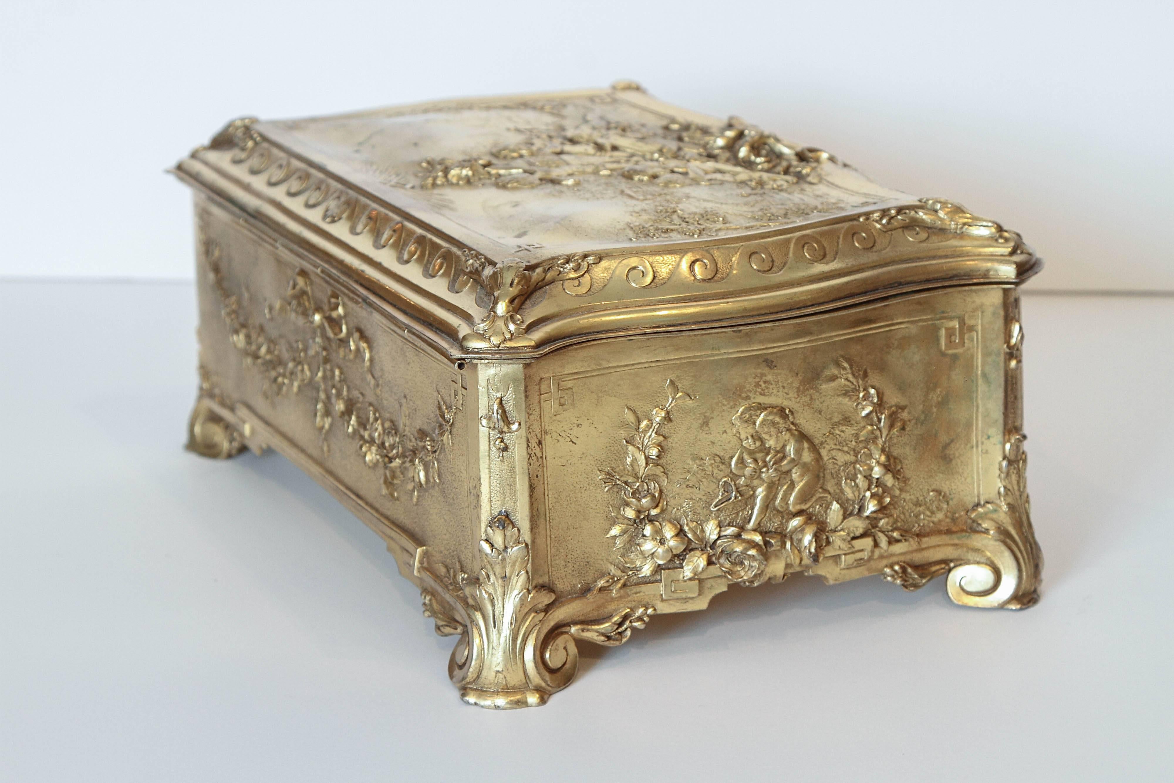 XIXe siècle Grand coffret français du 19ème siècle en bronze finement doré en vente