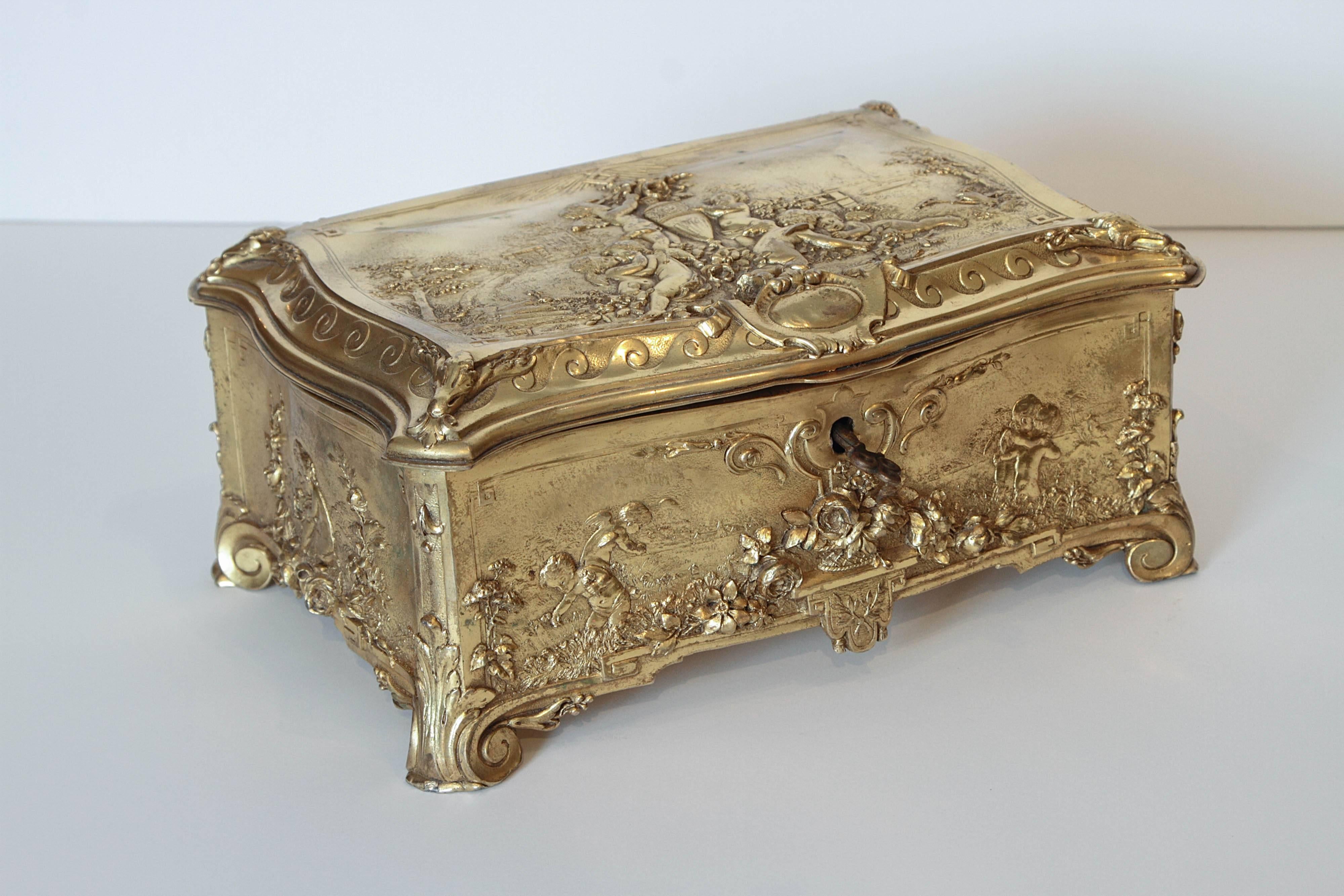 19th Century French Large and Finely Gilt Bronze Casket For Sale 4