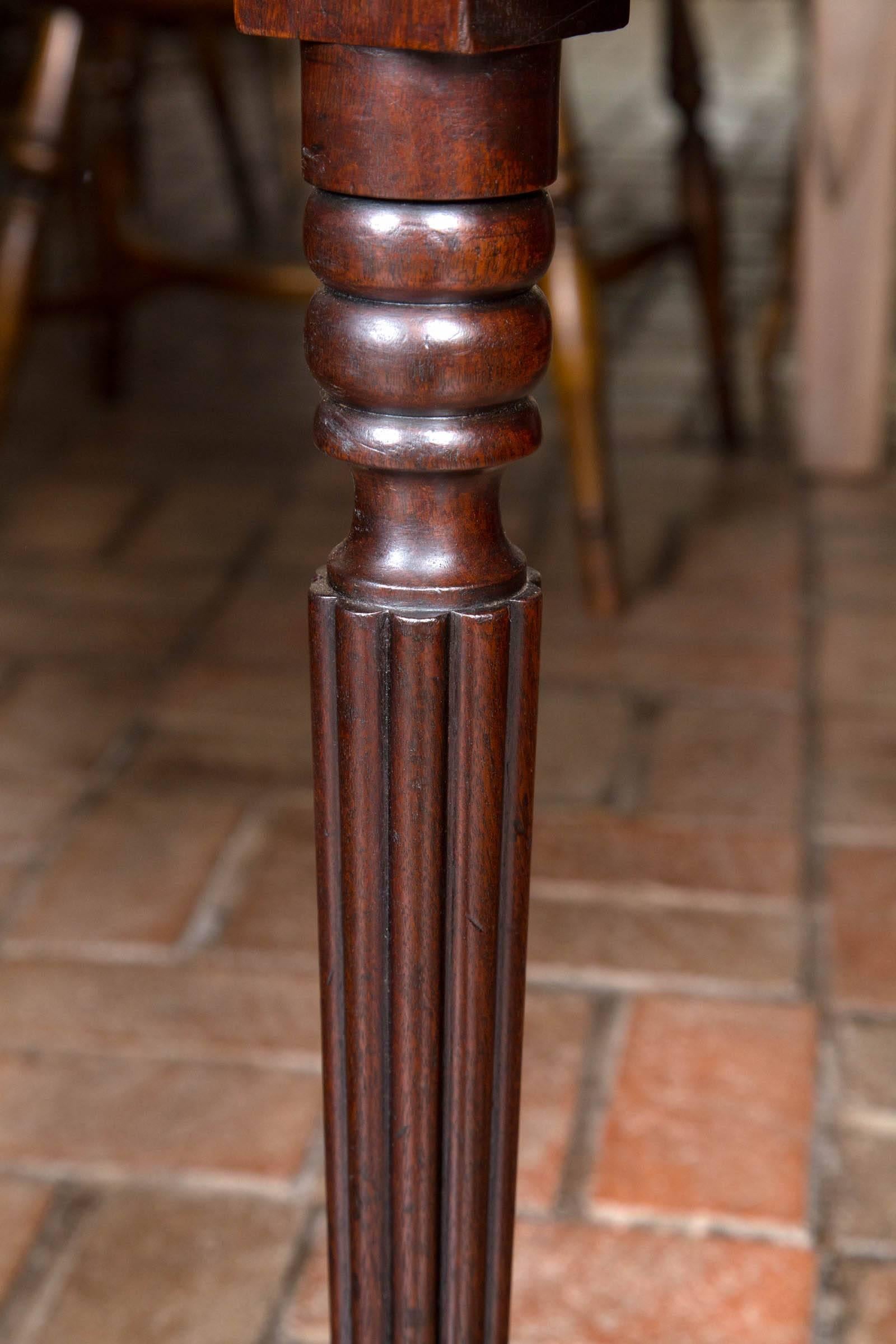 Fine Georgian Mahogany Supper Table on Fluted Legs In Excellent Condition For Sale In Woodbury, CT