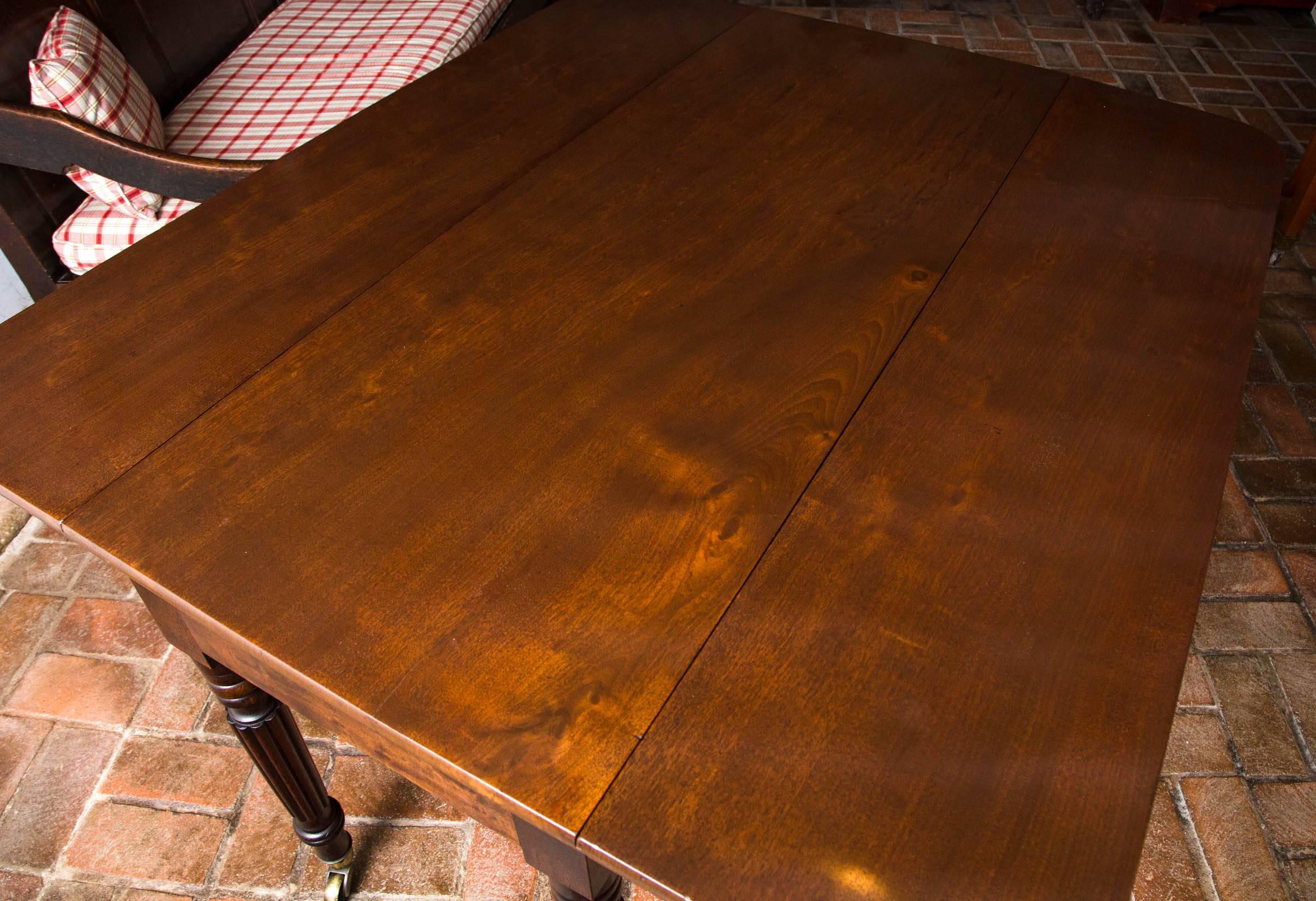 Fine Georgian Mahogany Supper Table on Fluted Legs For Sale 1