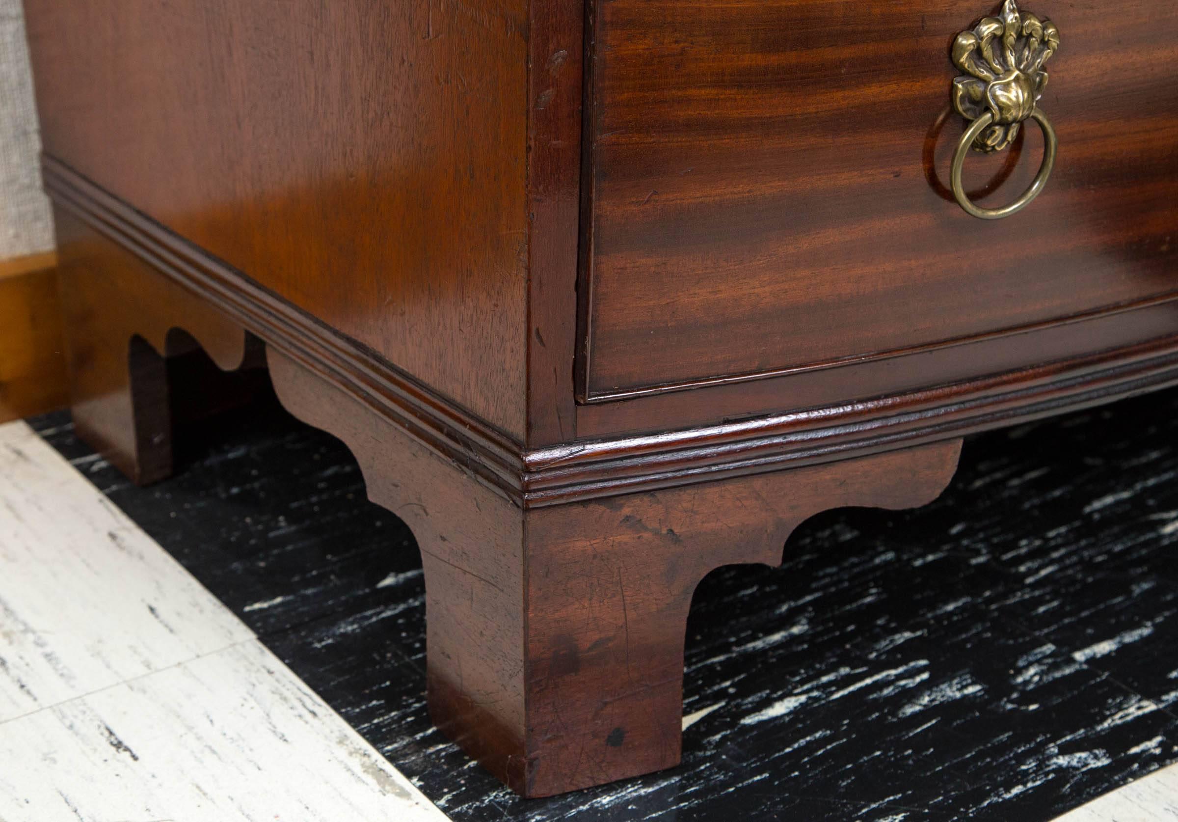 Georgian Mahogany Bow Front Chest of Drawers In Excellent Condition In Woodbury, CT