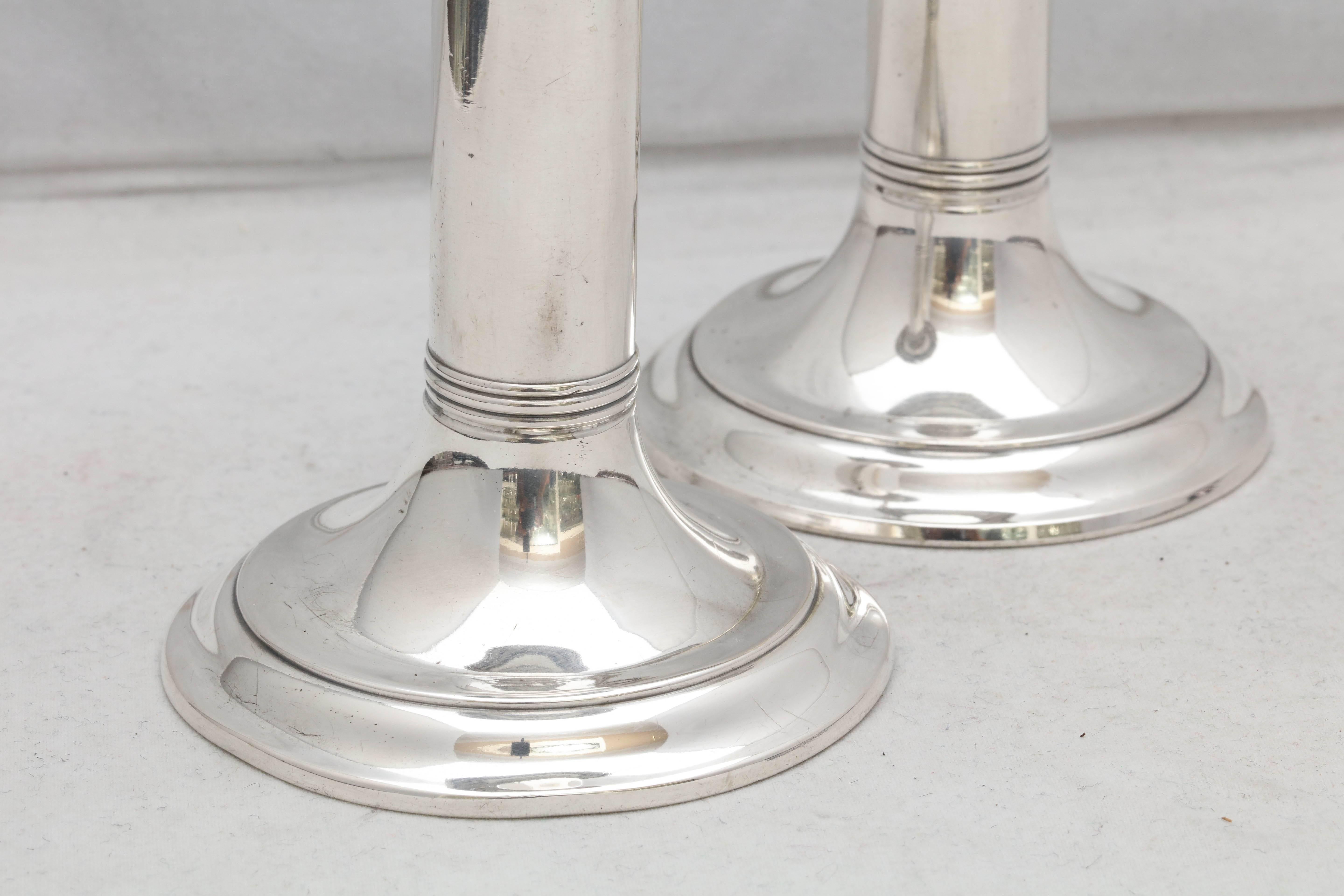 Pair of Sterling Silver Edwardian Candlesticks In Excellent Condition In New York, NY