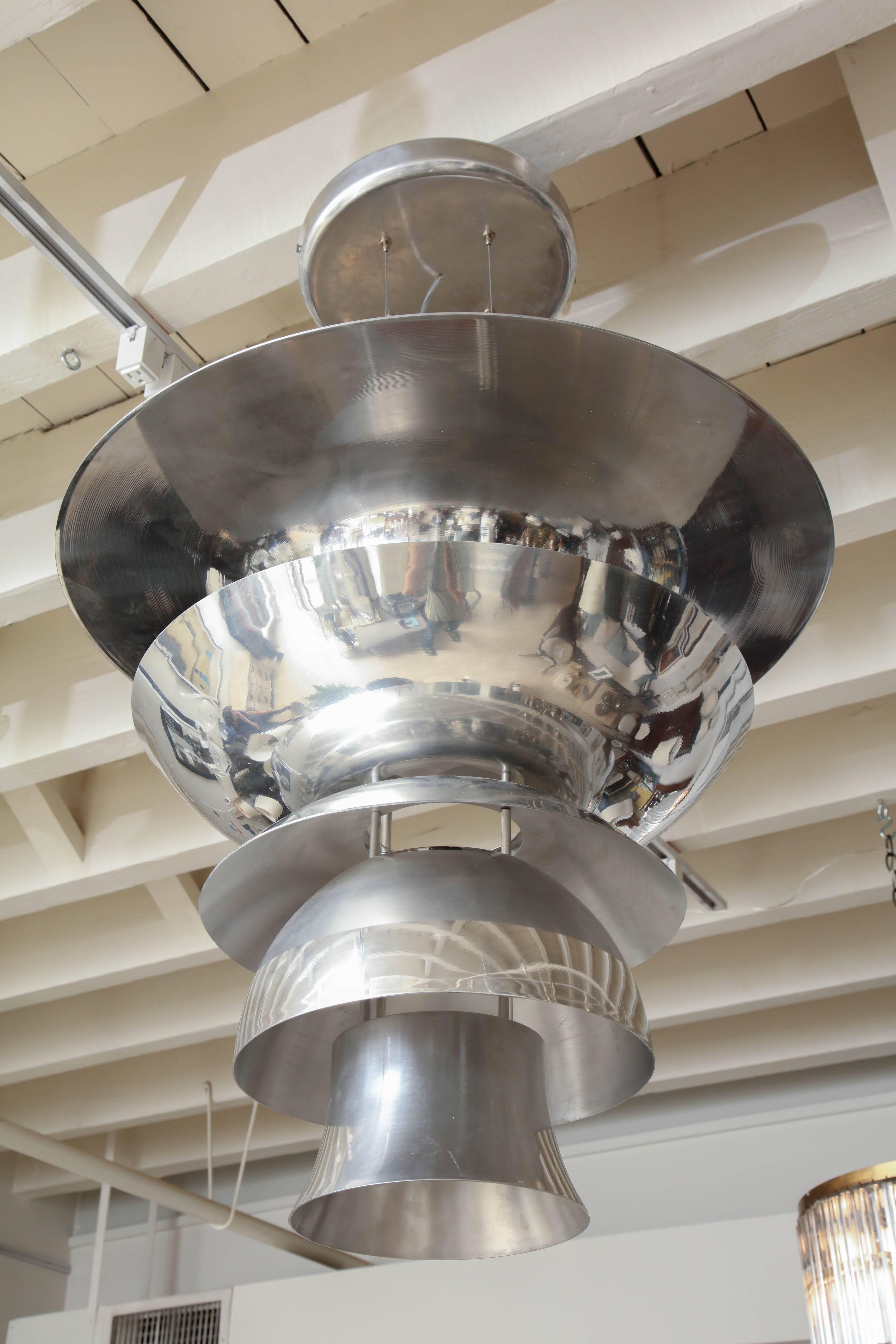 Mid-Century Modern Large Italian Modern Multi-Tiered Aluminum Pedant Light Fixture For Sale