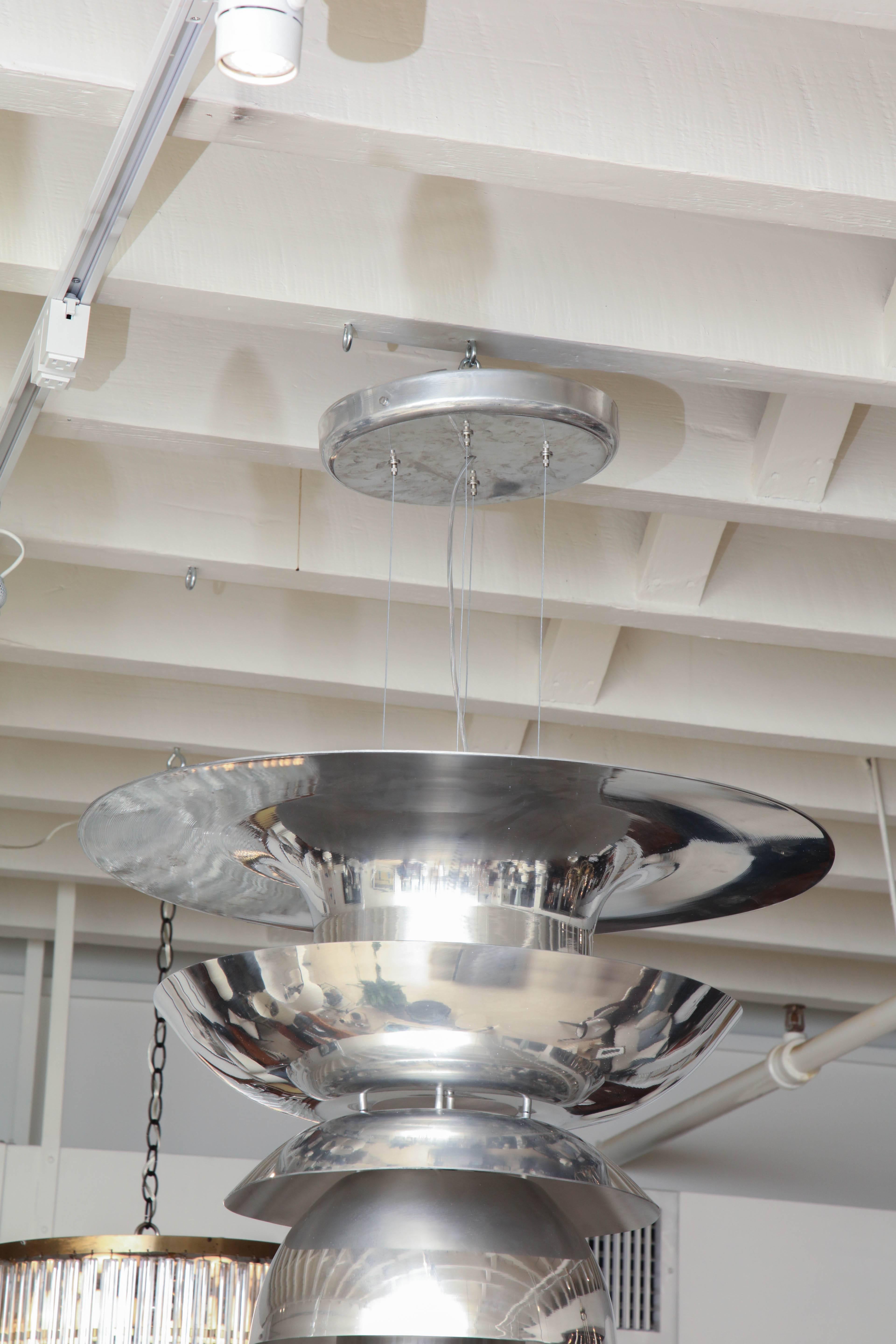 Large Italian Modern Multi-Tiered Aluminum Pedant Light Fixture In Excellent Condition For Sale In New York, NY