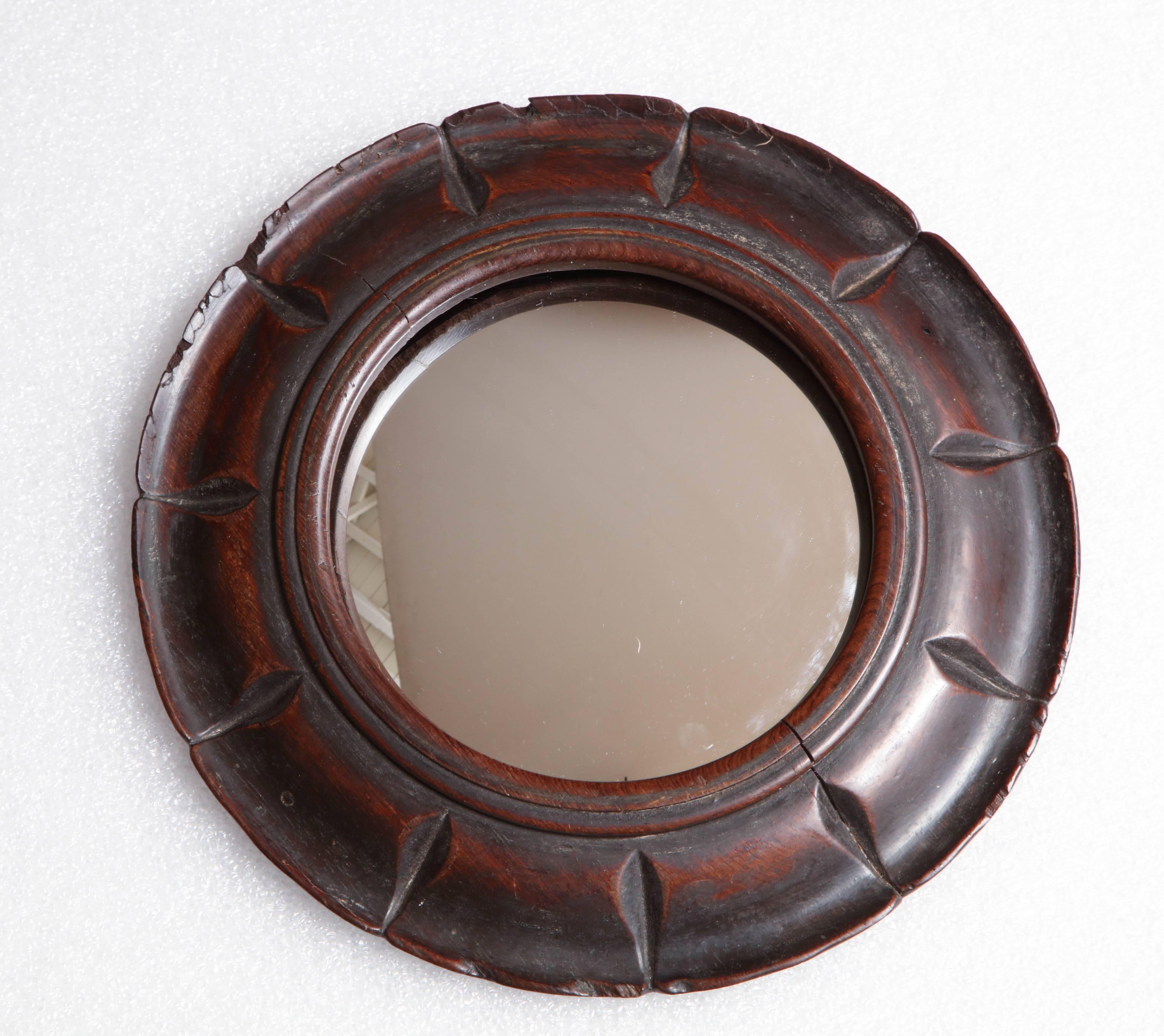 19th Century English, Convex Mirror in a Carved Wooden Frame In Good Condition For Sale In New York, NY