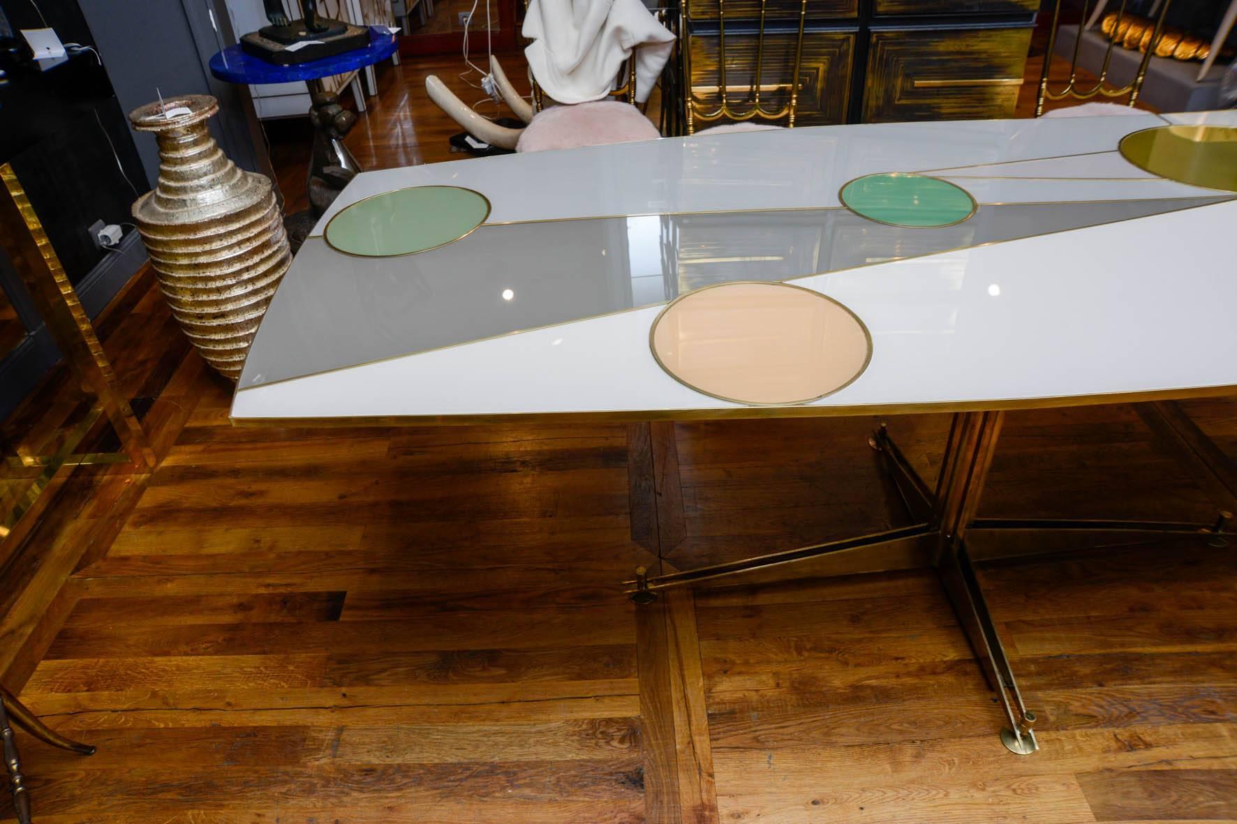 Dining room table with a vintage brass basement and a customized mirror top with brass fillets laid.
Unique piece.