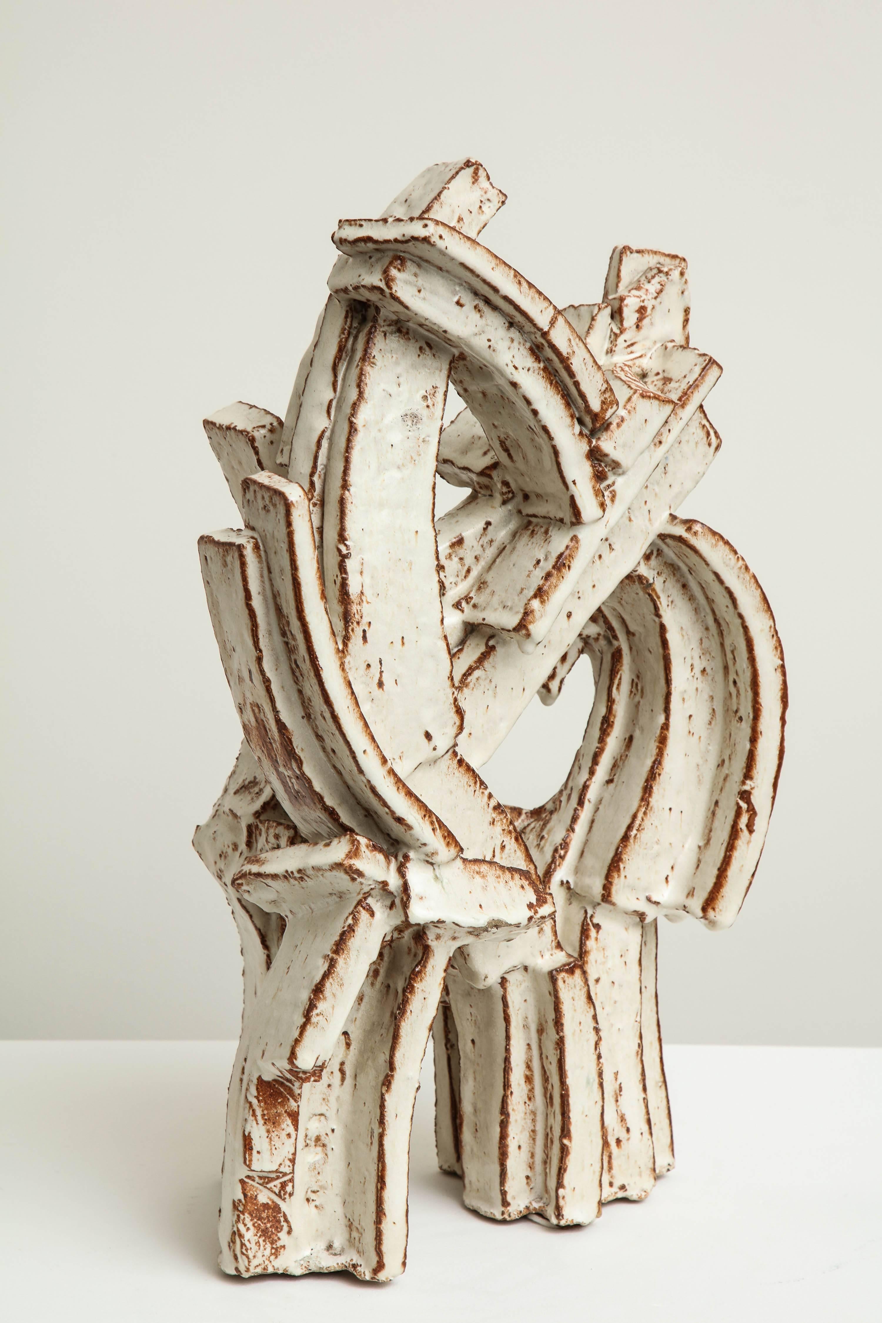 Wunderschöne Keramikskulptur von einer der bedeutendsten schwedischen Künstlerinnen des 20. Jahrhunderts, Hertha Hillfon.


Hertha Hillfon (Schwedin, 1921-2013)
Keramische Skulptur, um 1965
Steingut, weiße Glasur
Maße: 23