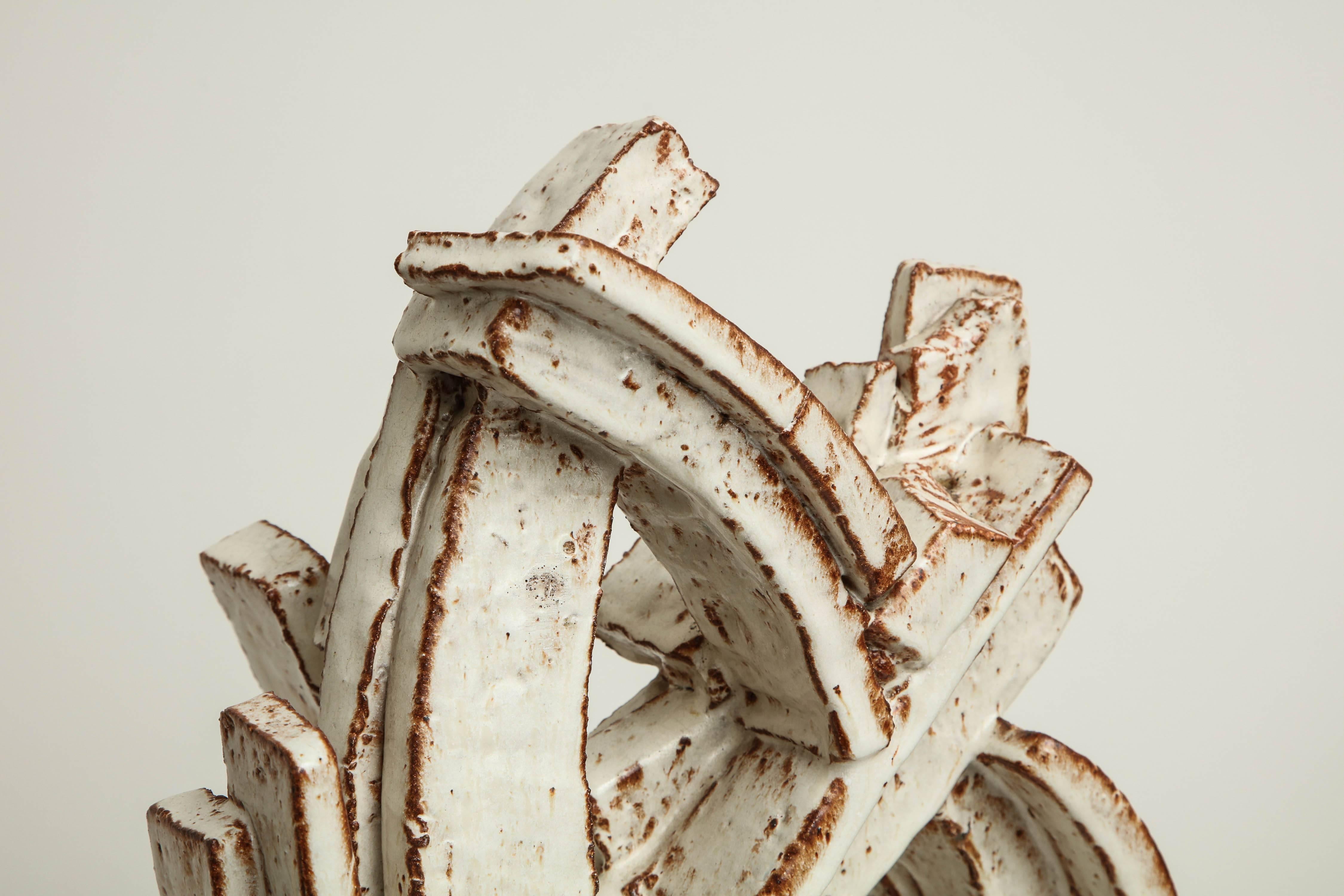 Scultura in gres e smalto bianco di Hertha Hillfon, circa 1965 In condizioni ottime in vendita a New York, NY