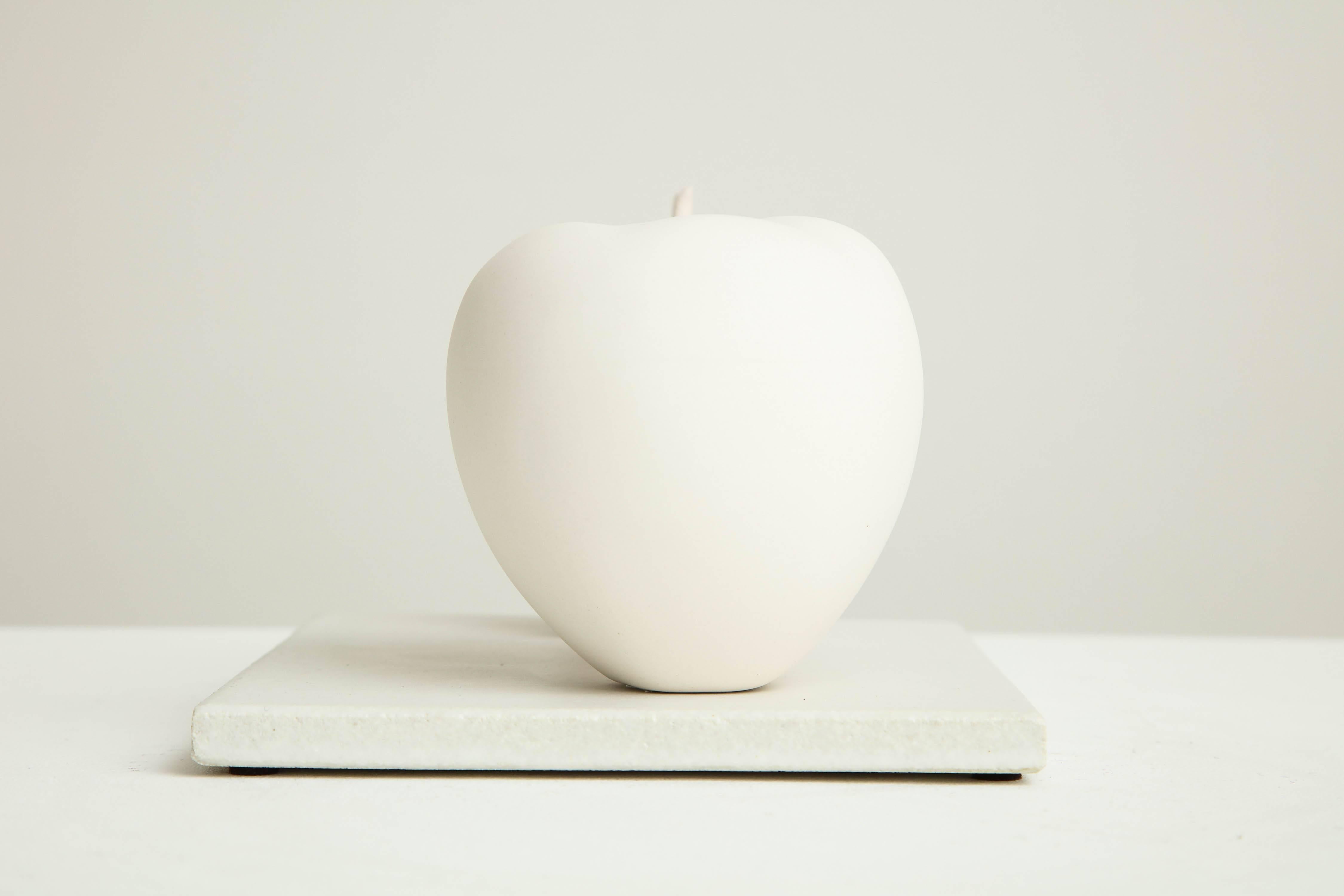 Porcelain Still Life in White with Apple and Pear by Anat Shiftan, 2017 (Glasiert)