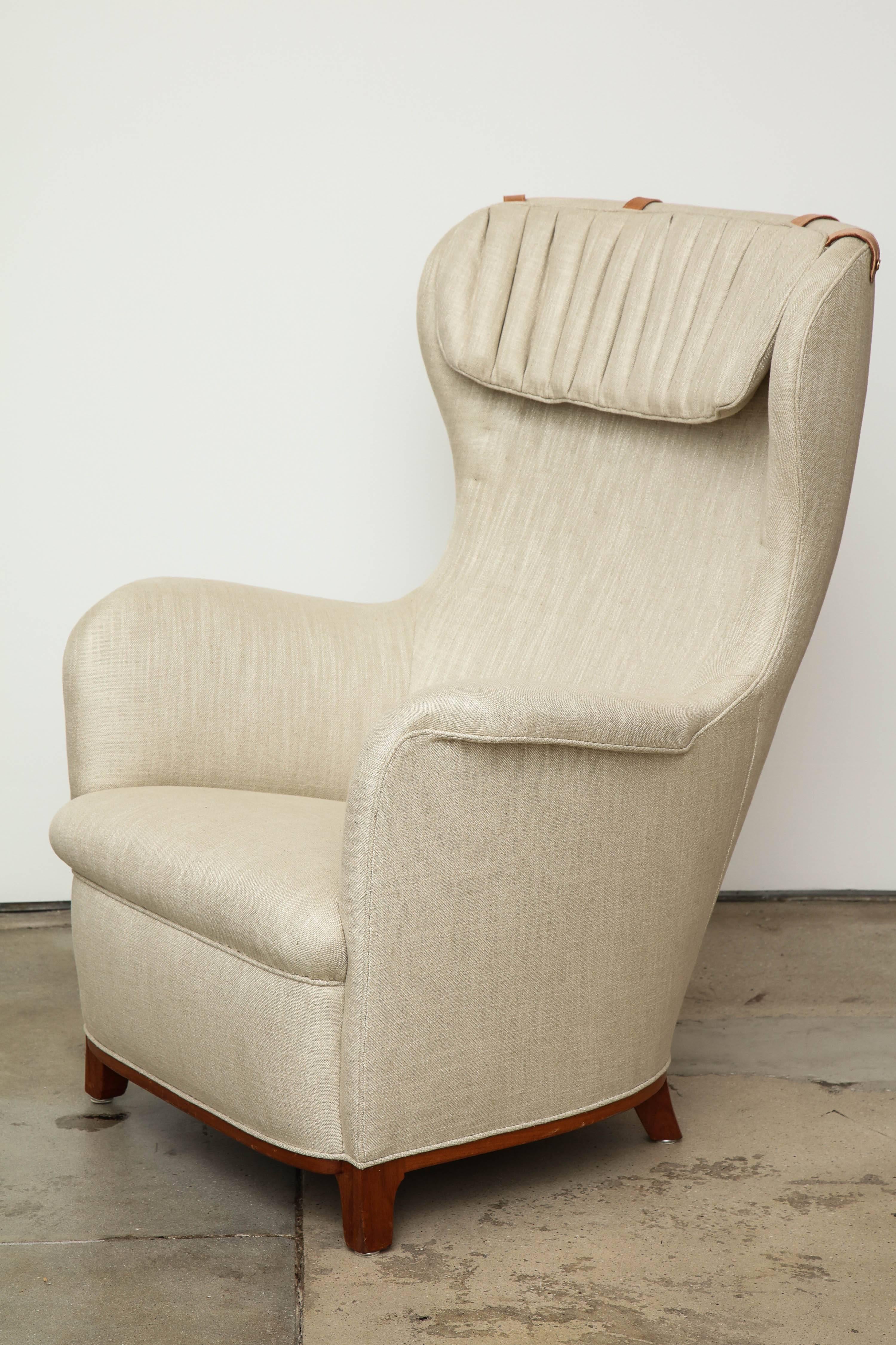 Rare et confortable chaise à haut dossier avec oreiller attaché par des sangles en cuir. Nouvelle tapisserie et acajou en excellent état. 

Carl Malmsten (suédois 1888-1972)
Chaise à haut dossier avec oreiller, Suède, vers 1940
Acajou, nouvelle