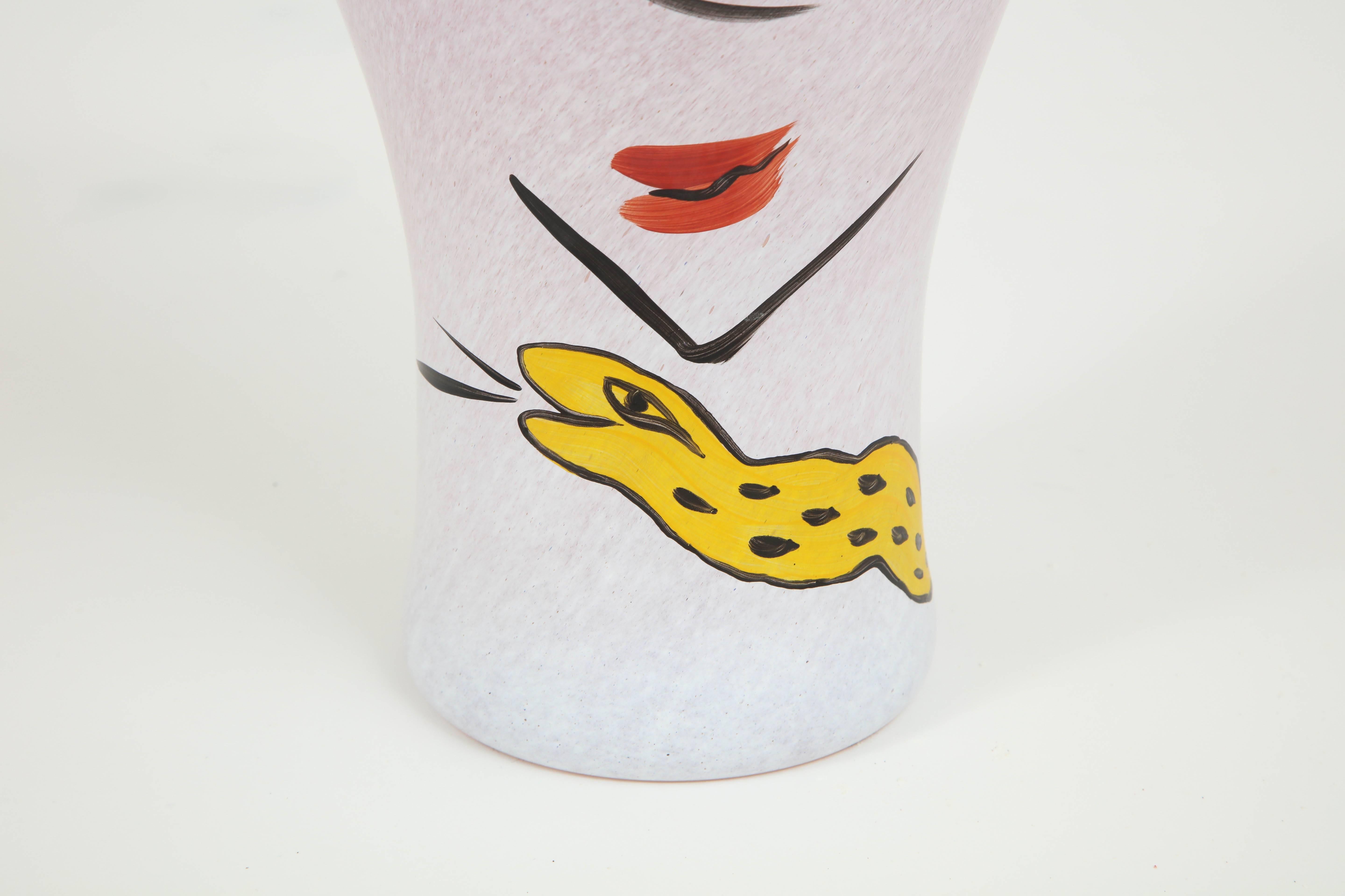 Moderne Vase de Kosta Boda, Suède, verre, C 1990, couleurs rose, noir et jaune. en vente