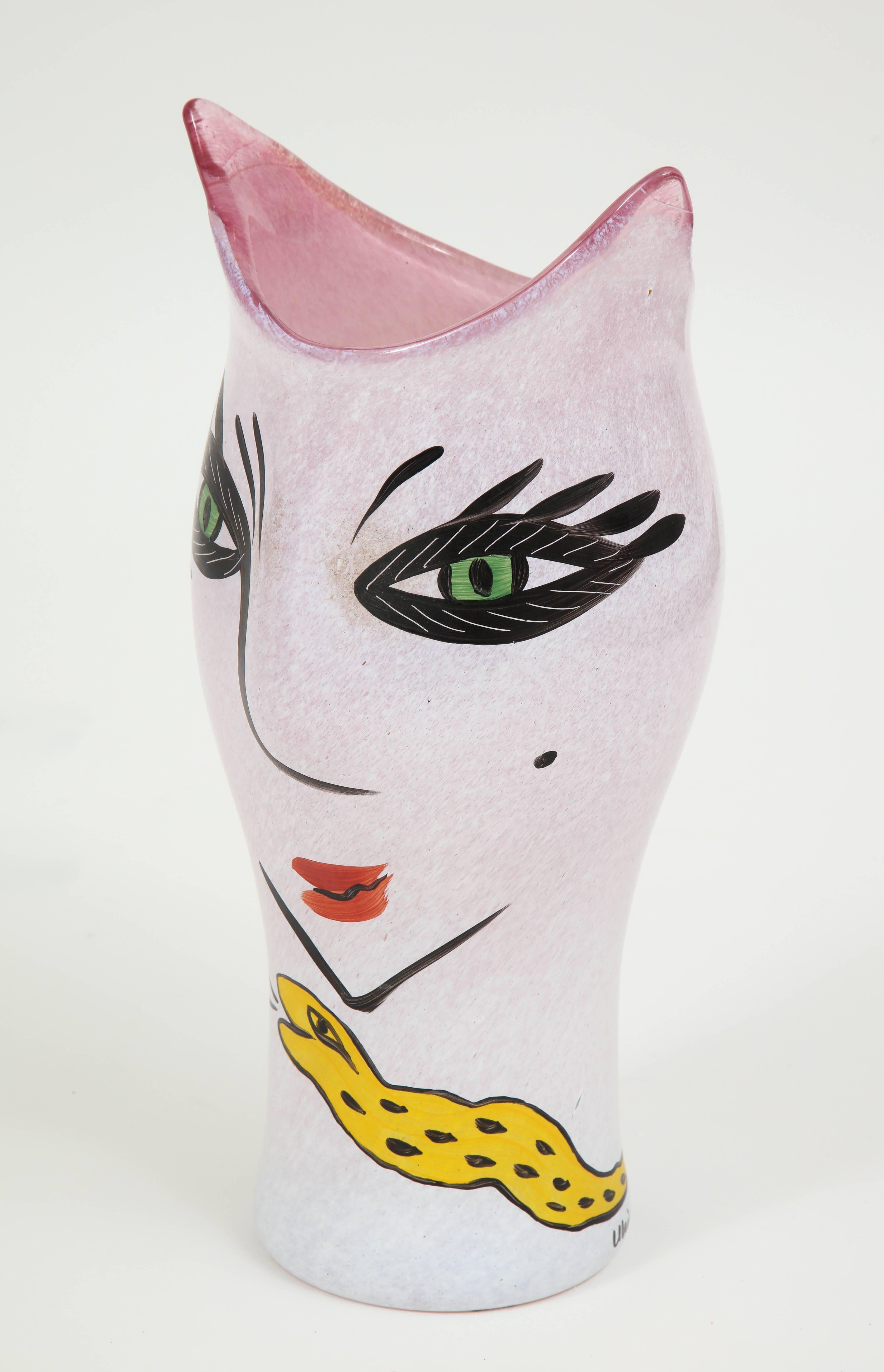 Suédois Vase de Kosta Boda, Suède, verre, couleurs rose, noir et jaune, C 1990, Face en vente