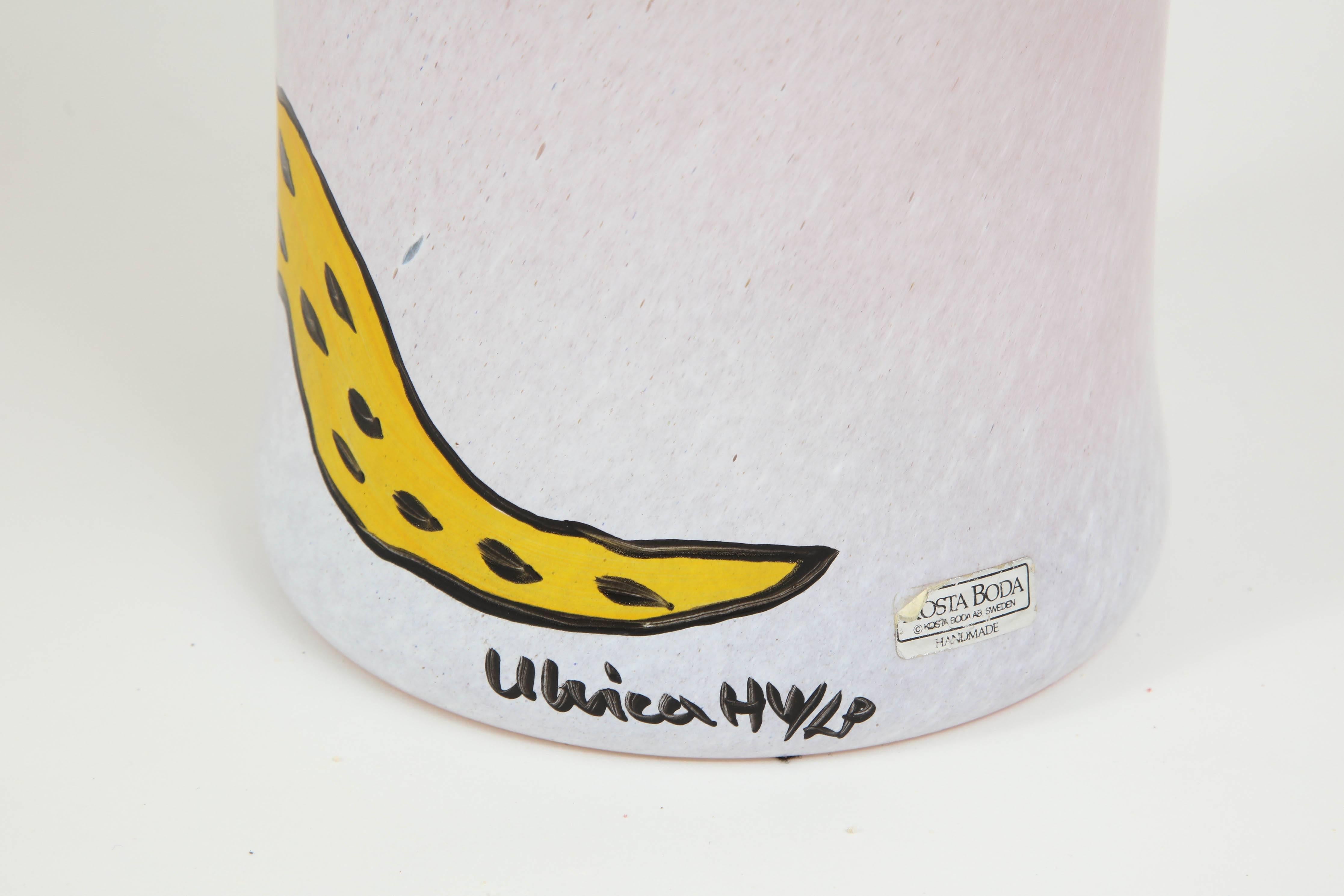 Vase de Kosta Boda, Suède, verre, couleurs rose, noir et jaune, C 1990, Face Bon état - En vente à New York, NY