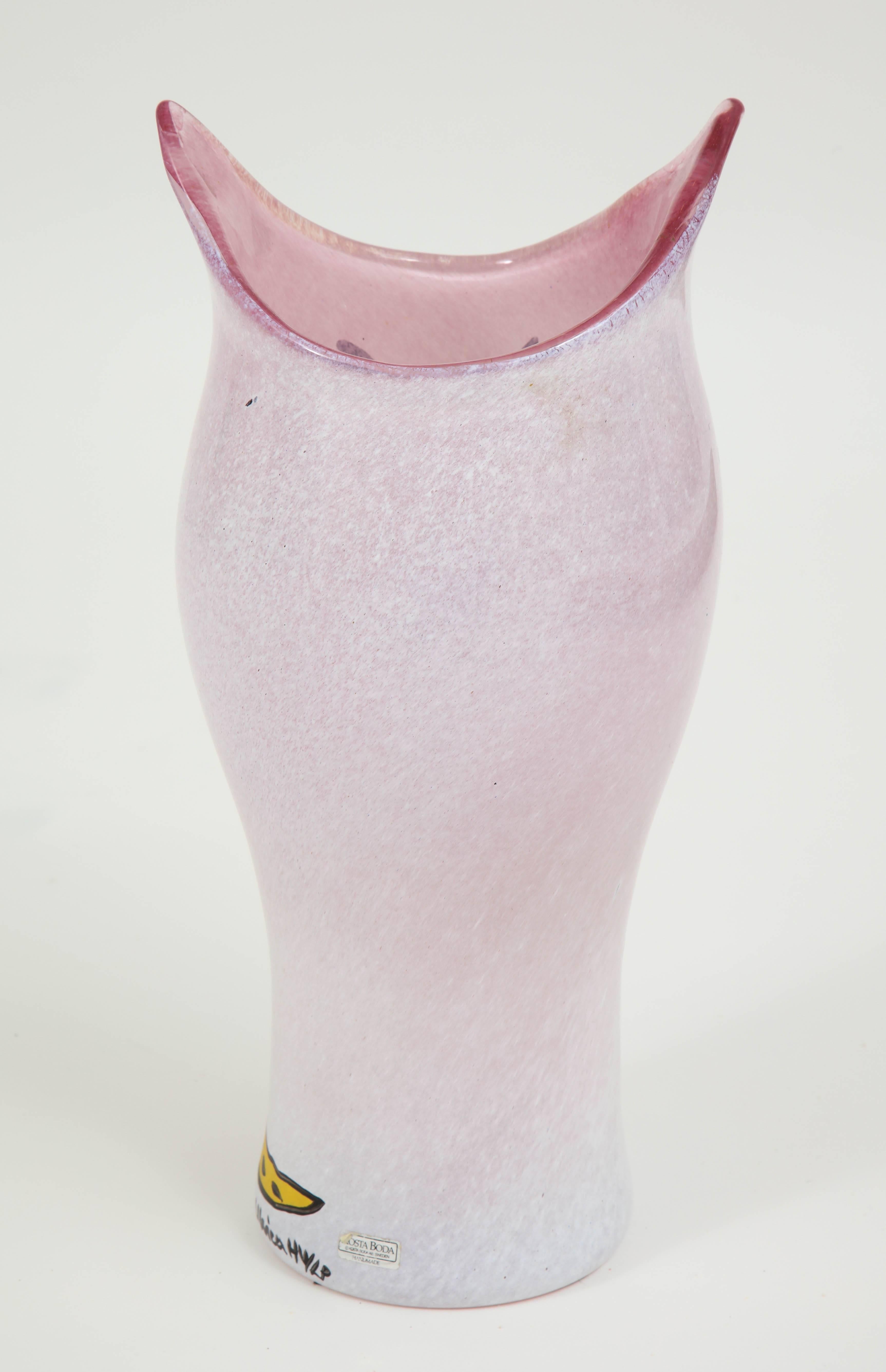 Fin du 20e siècle Vase de Kosta Boda, Suède, verre, C 1990, couleurs rose, noir et jaune. en vente