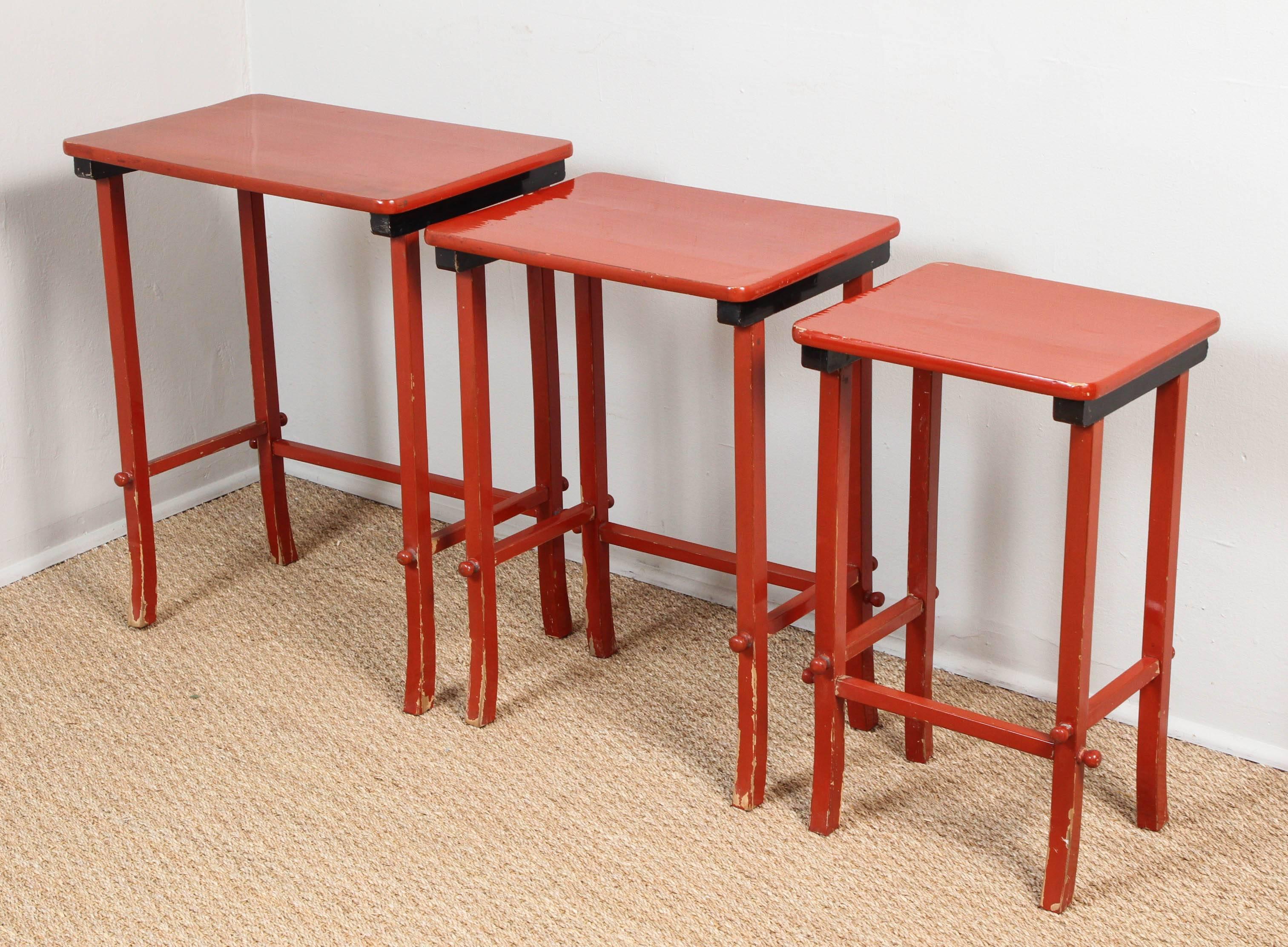 Chinoiserie Lacquered Nesting Tables In Good Condition For Sale In Los Angeles, CA