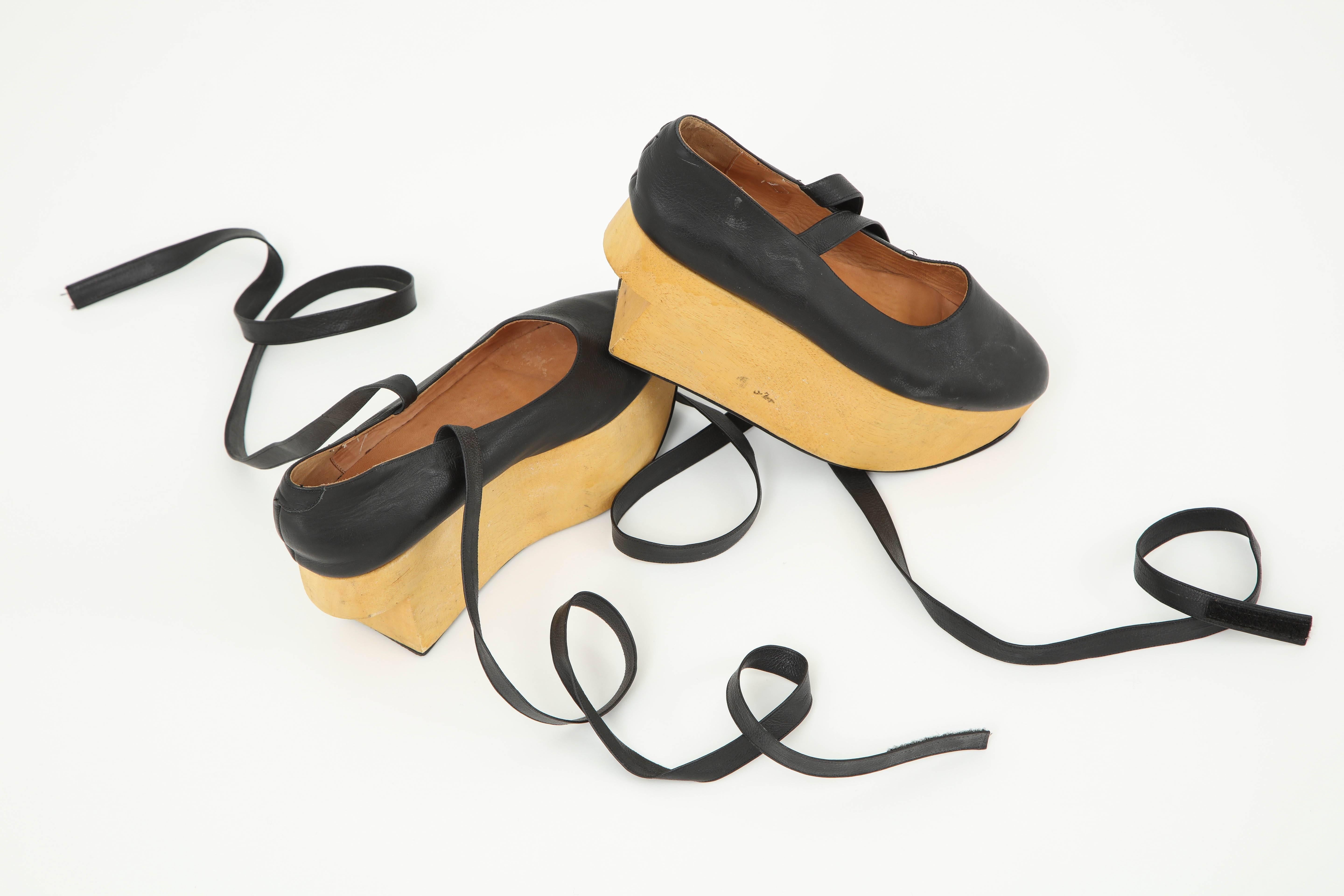 Coppia di iconiche scarpe da ballerina con cavallo a dondolo di Vivienne Westwood, circa 1985
Le scarpe sono in ottime condizioni vintage e portano il numero 8.