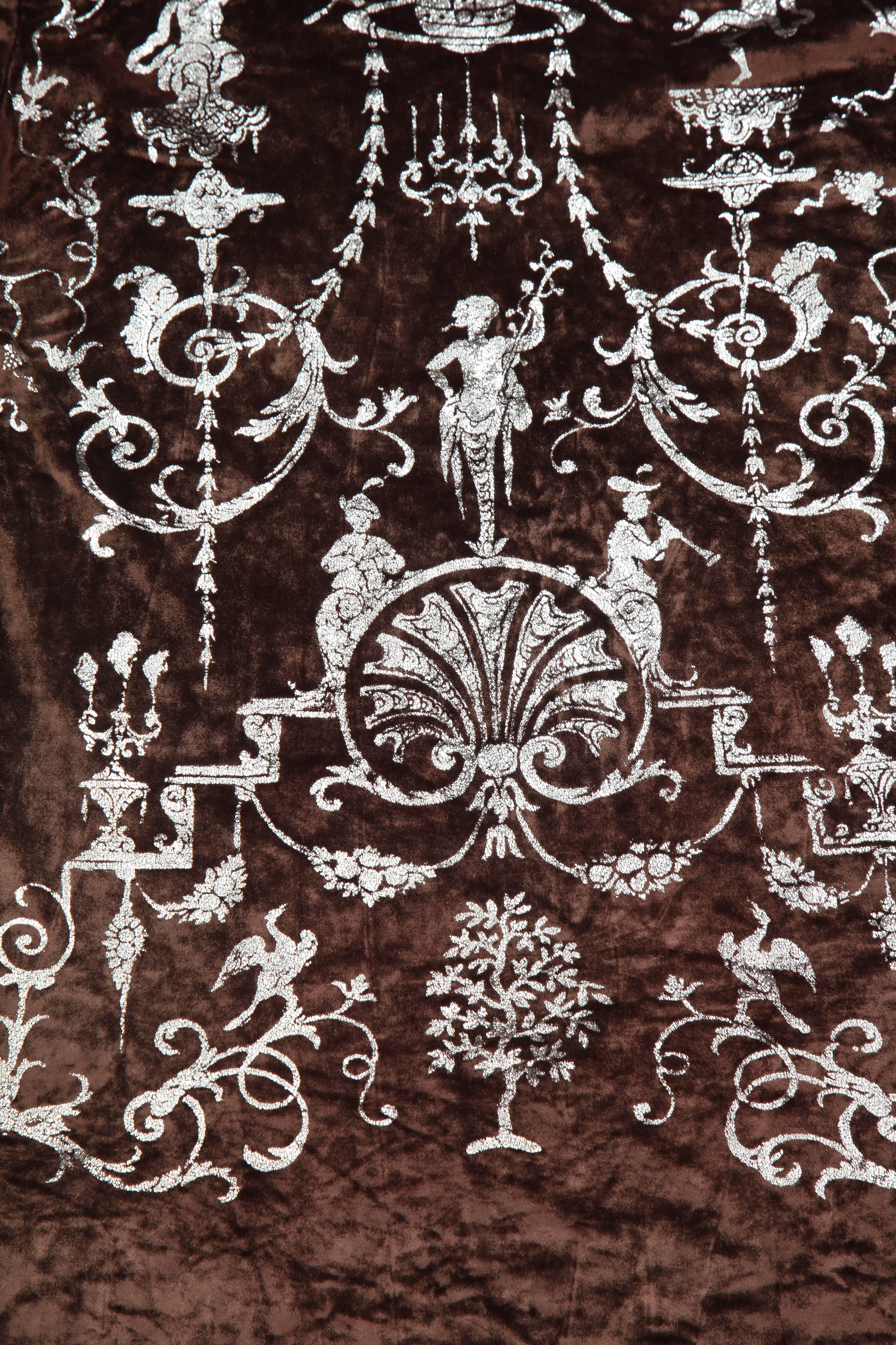 Seltene Vivienne Westwood Herbst/Winter 1990 'Portrait Kollektion'
Oberteil aus brauner Viskose, bedruckt mit einem silbernen neoklassizistischen Muster, inspiriert von dem Spiegel mit Intarsien von André-Charles Boulle (1713) 
 Ausgezeichneter