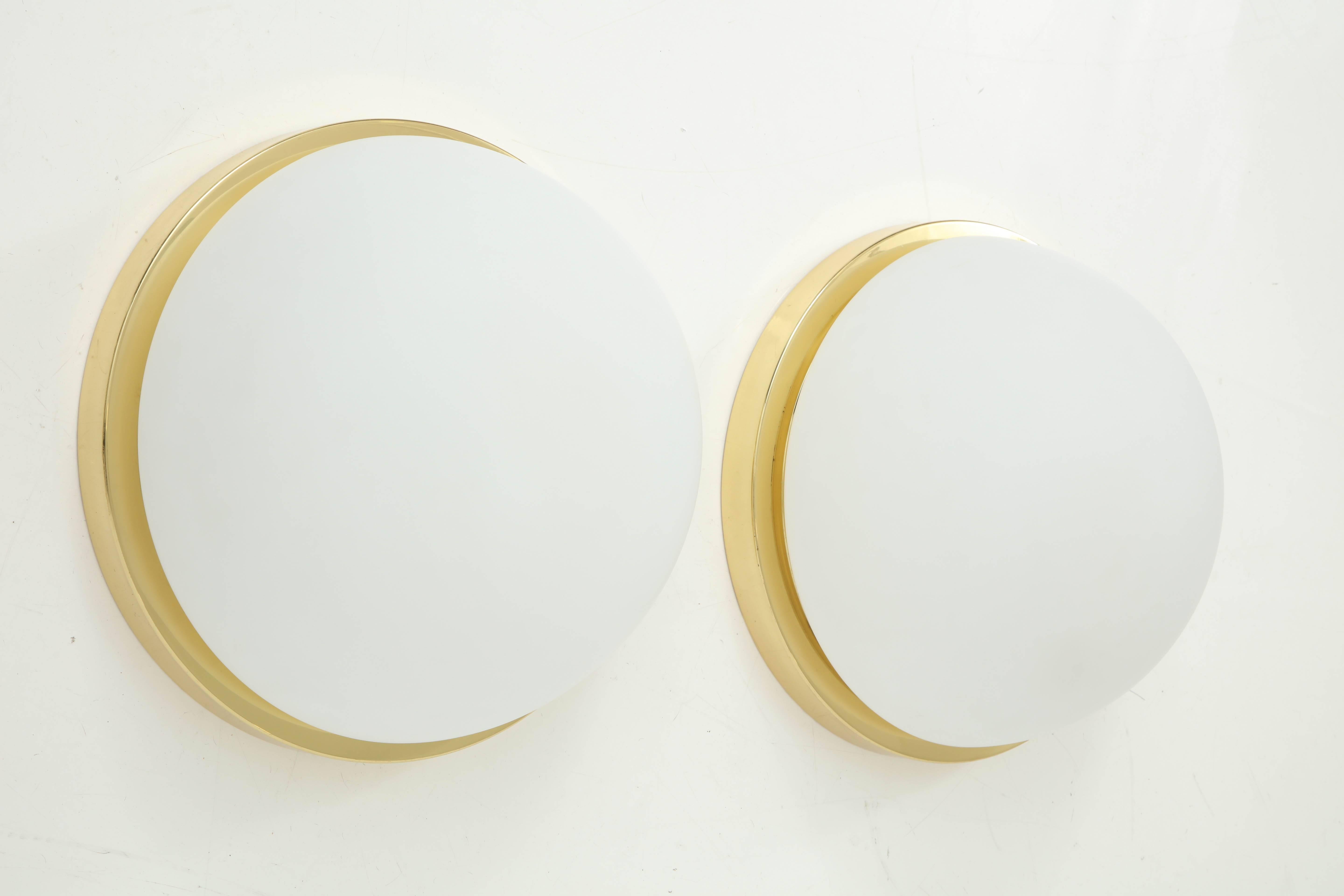 Montages encastrés ou appliques de très grande taille de Limburg.
Ces luminaires sont étonnants, chics et intemporels et s'adaptent à tous les intérieurs.
Le grand dôme en verre dépoli s'insère dans une plaque de montage en laiton poli qui crée