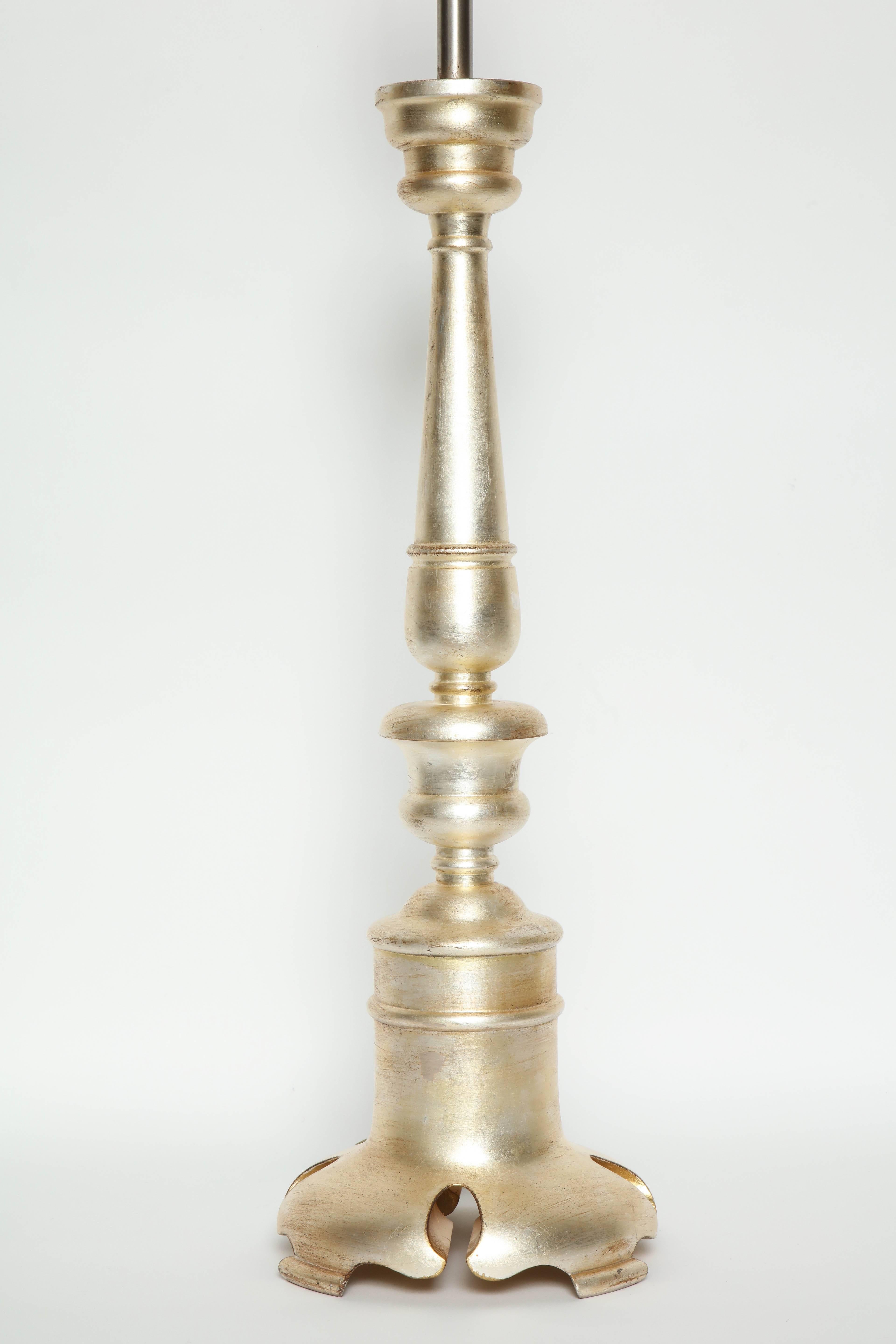 Hollywood Regency Lampade in foglia d'argento invecchiata in stile Mont in vendita
