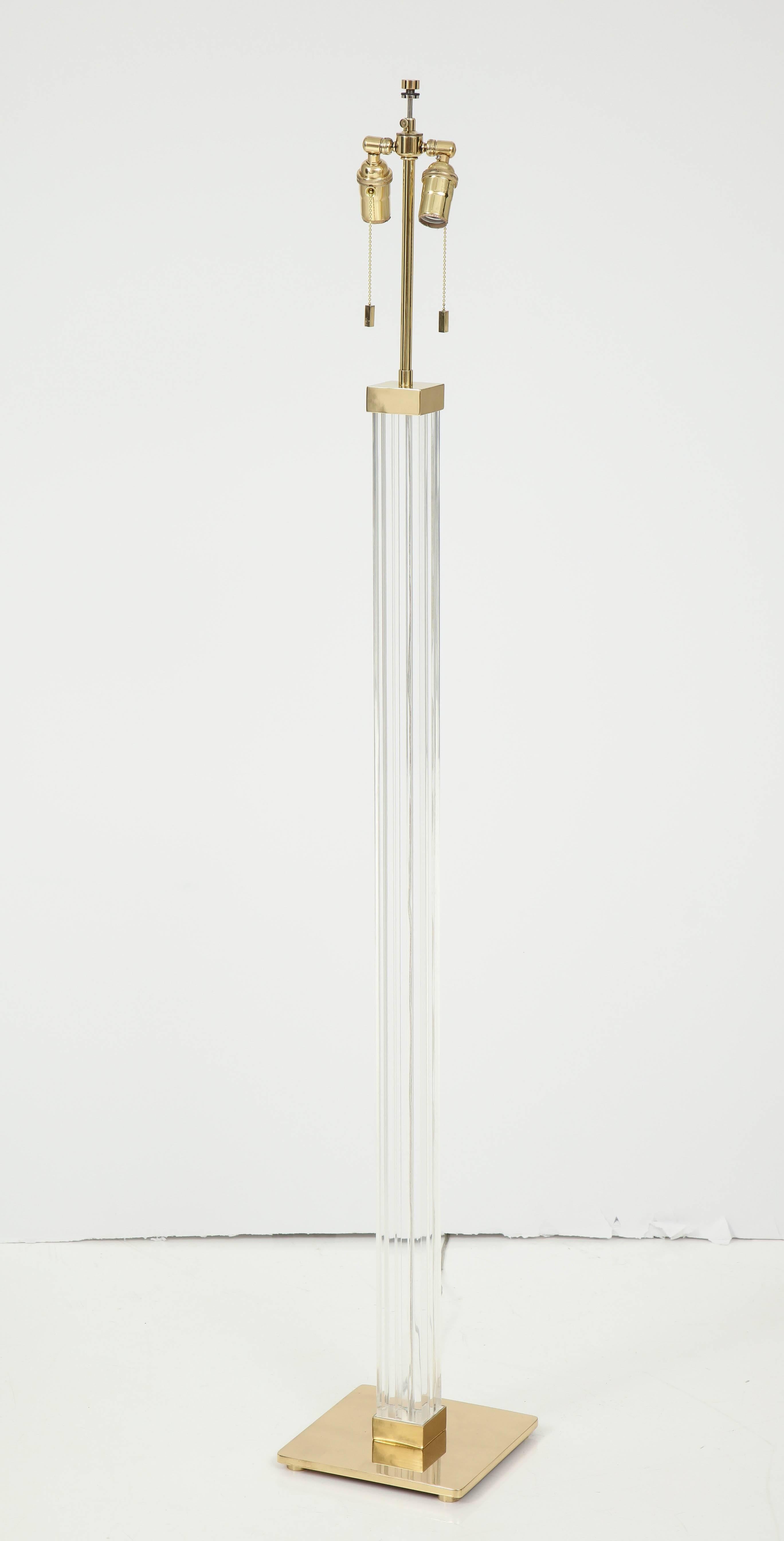 Karl Springer Stehlampe aus Lucite (Messing) im Angebot