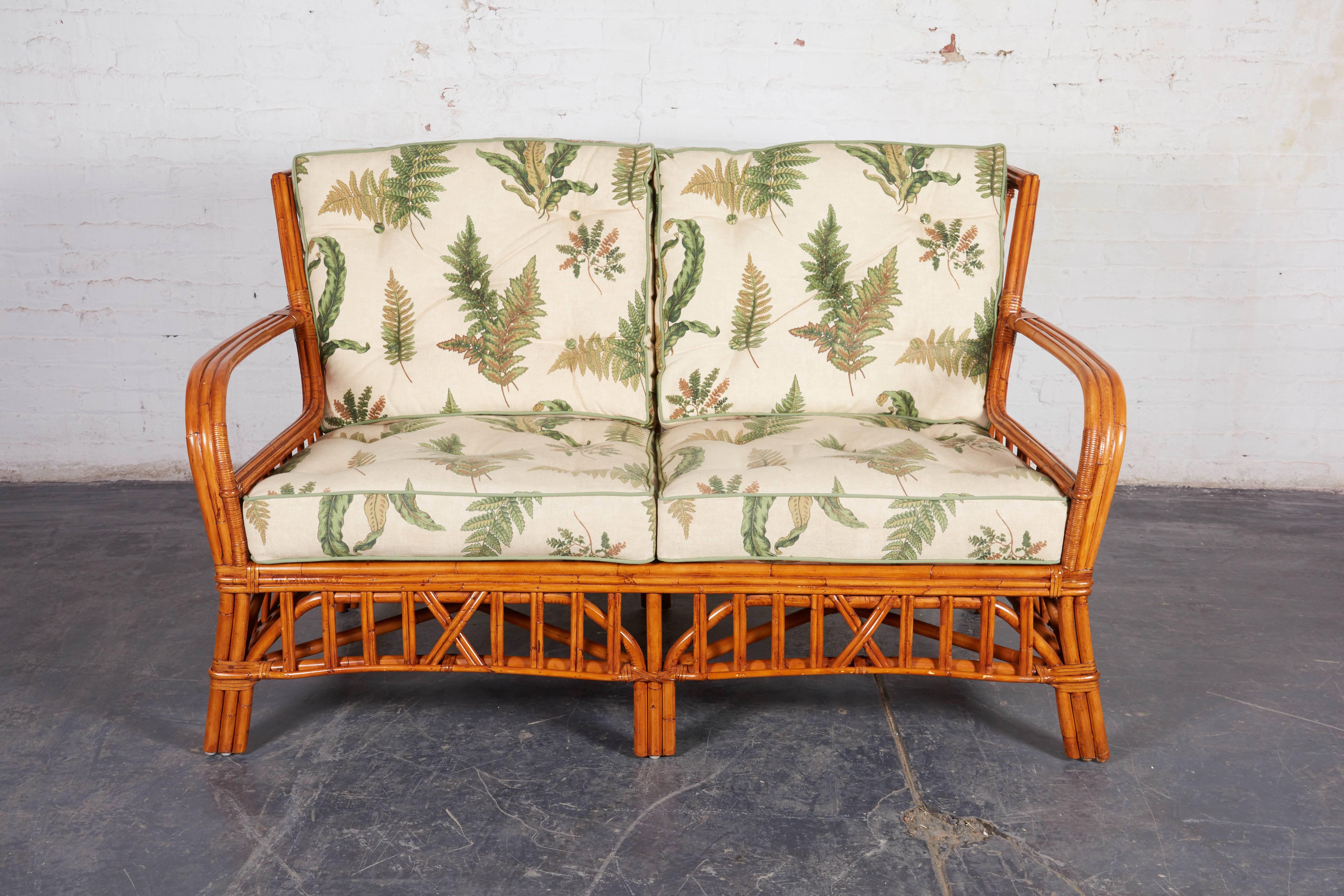 Two-seat settee with custom-upholstery in 