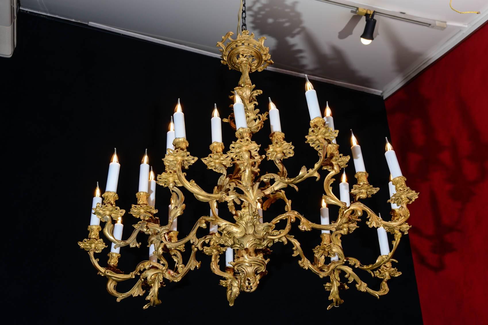 Fabulous chandelier of 24 lights, 19th century, Napoleon III, decorated with birds, and candlesticks in opaline crystal. Highly decorative.
 