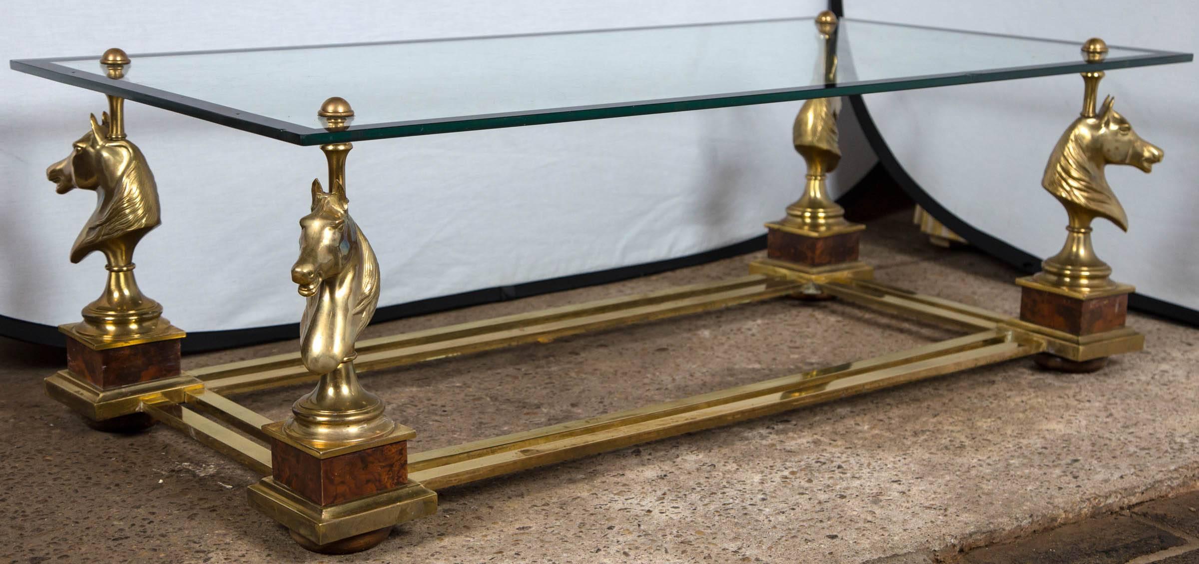 Mesa de centro francesa con tapa de cristal y cabeza de caballo, de bronce, de Maison Charles, hacia 1970.