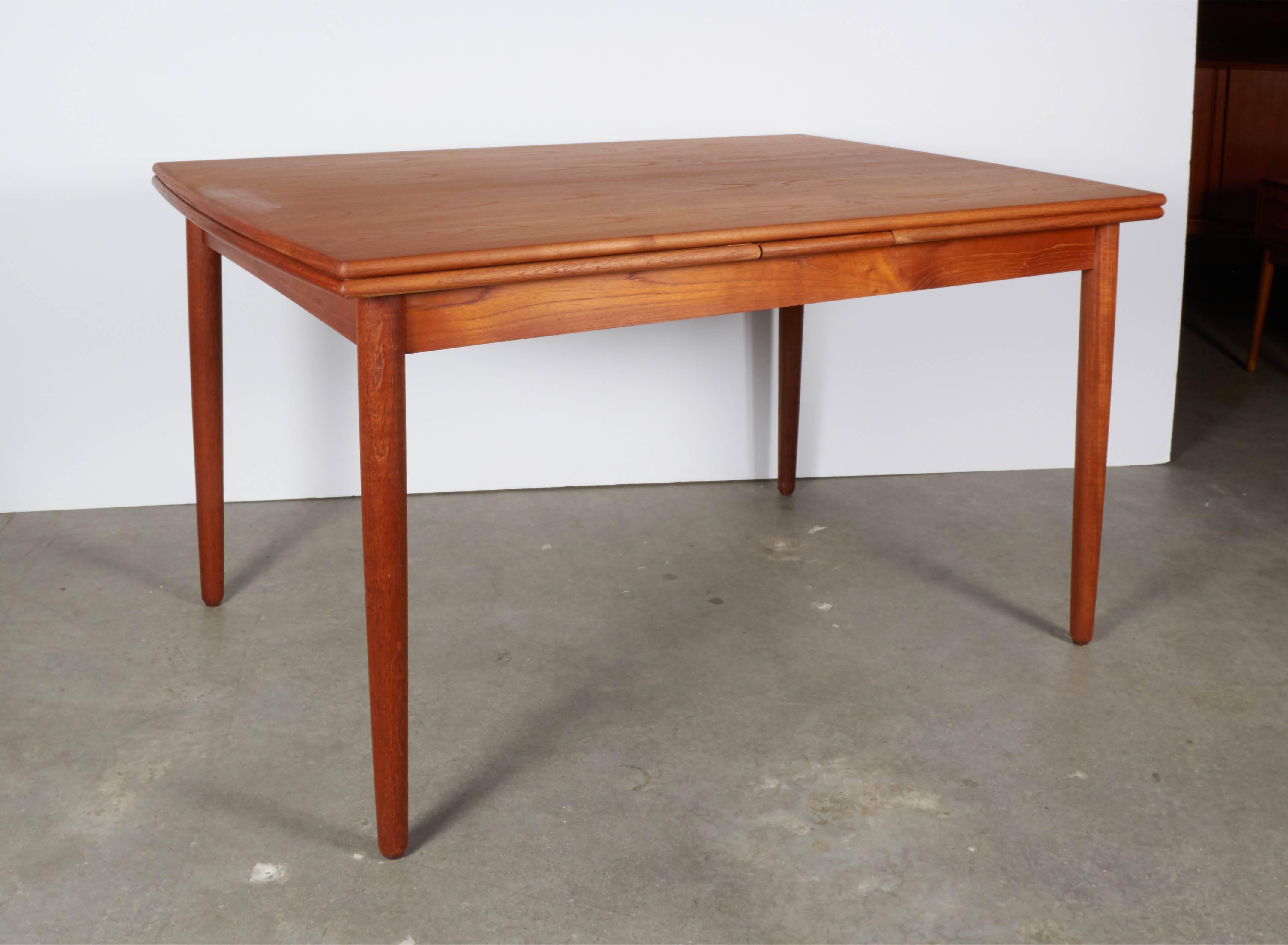 Vintage 1950s, rectangle dining table with two Leaves

This dining table is in excellent condition and is also expandable. The measures of leaves are 19.25" each and pull out from either side. Seats ten.