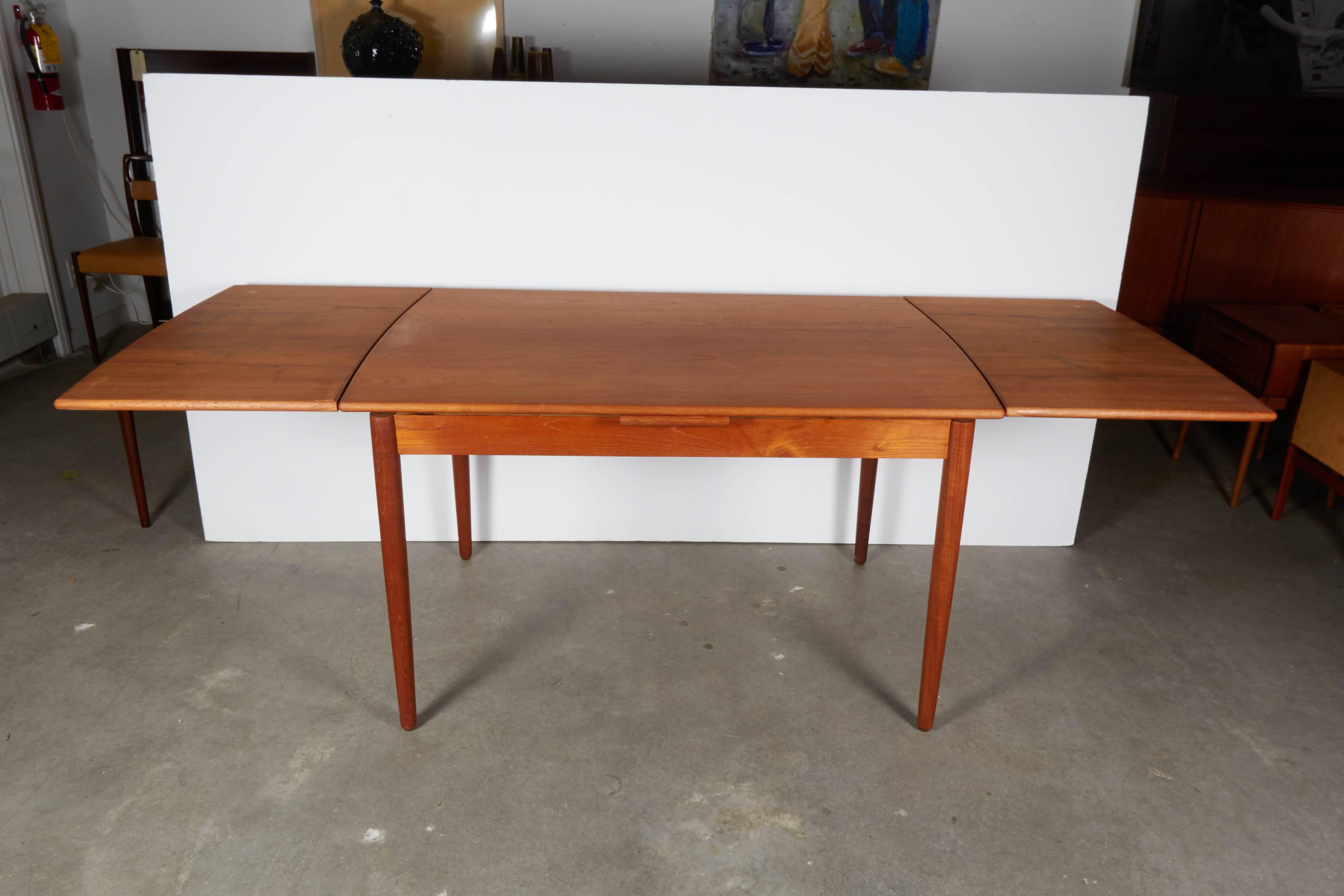 Danish Teak Expandable Dining Table In Excellent Condition In New York, NY