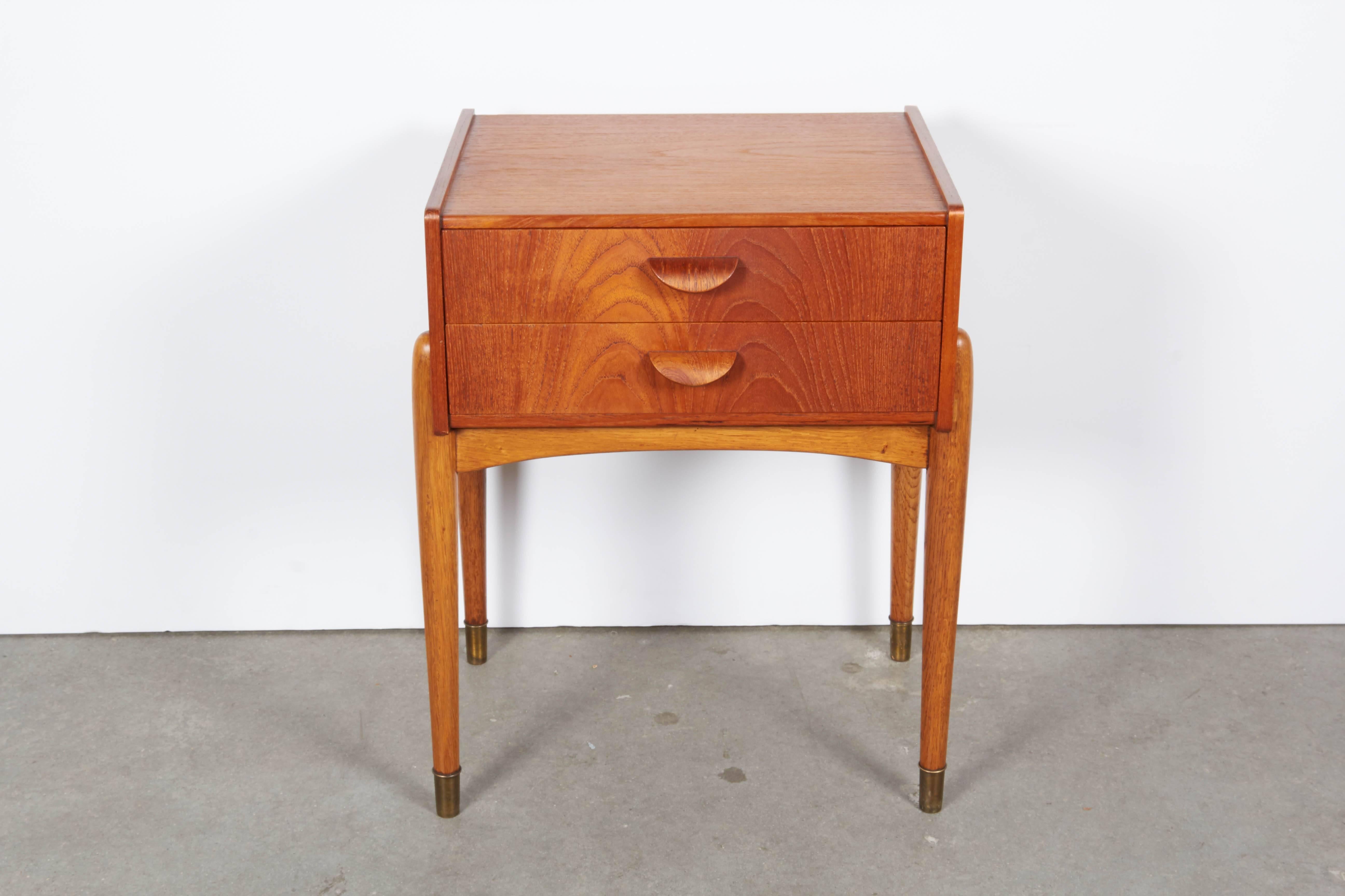 Vintage 1950s Teak Danish Bedside Table 

This modern end table is in excellent condition, and it's just oh so pretty! Great as your traditional nightstand but also great in the living room as an end table. Ready for pick up, delivery, or shipping