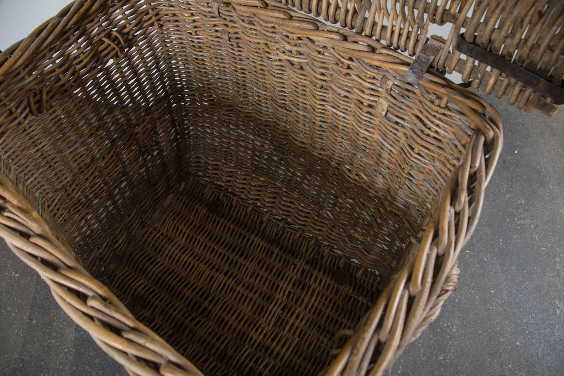 French Woven Rattan Lidded Basket with Handles, circa 1920s 5
