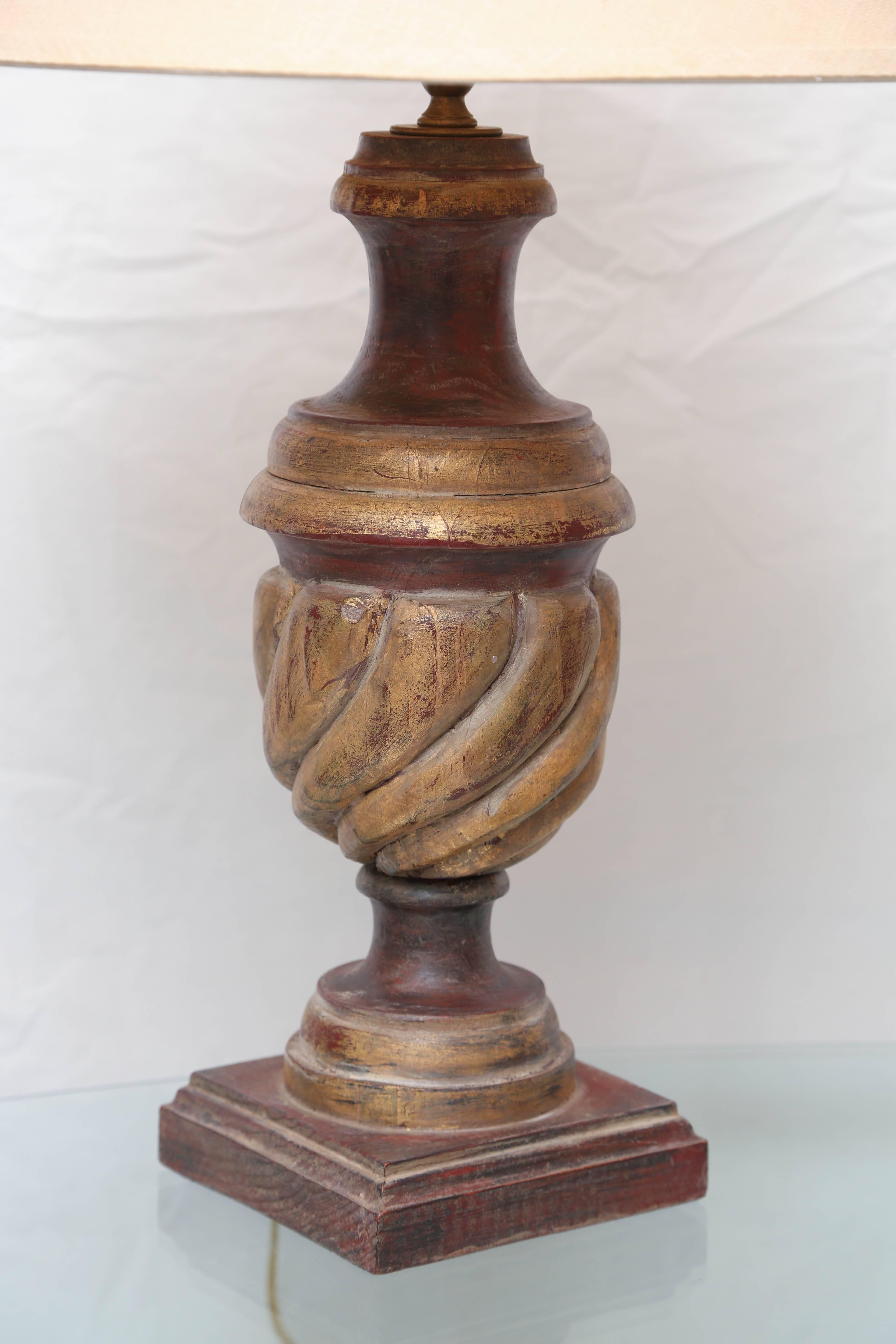 Lampe néoclassique Chapman italienne à urne en bois