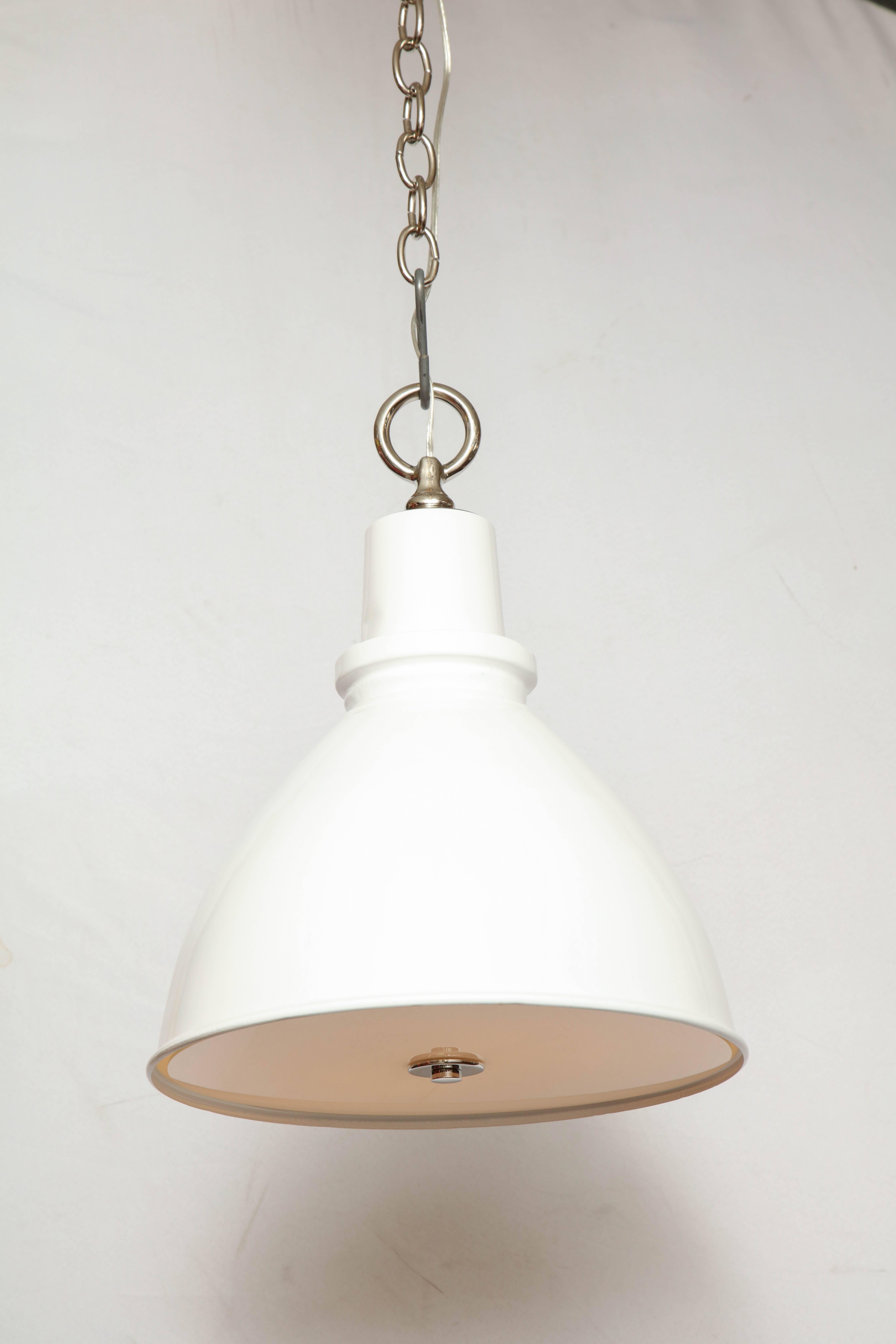 Highlander Light with Diffuser White In Excellent Condition In New York, NY