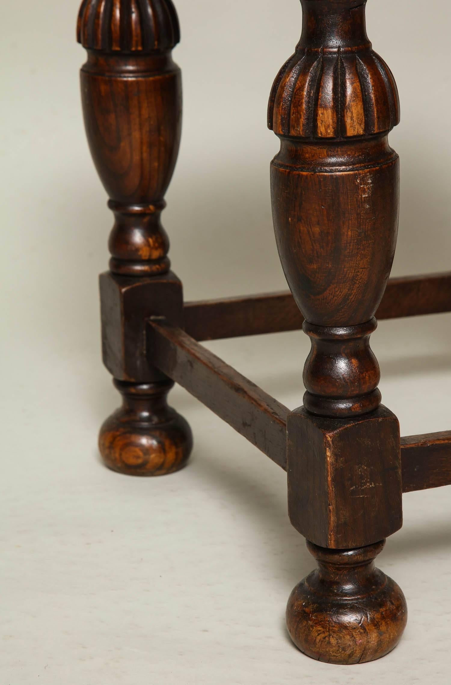 English Arts & Crafts Leather and Oak Stool In Good Condition For Sale In Greenwich, CT