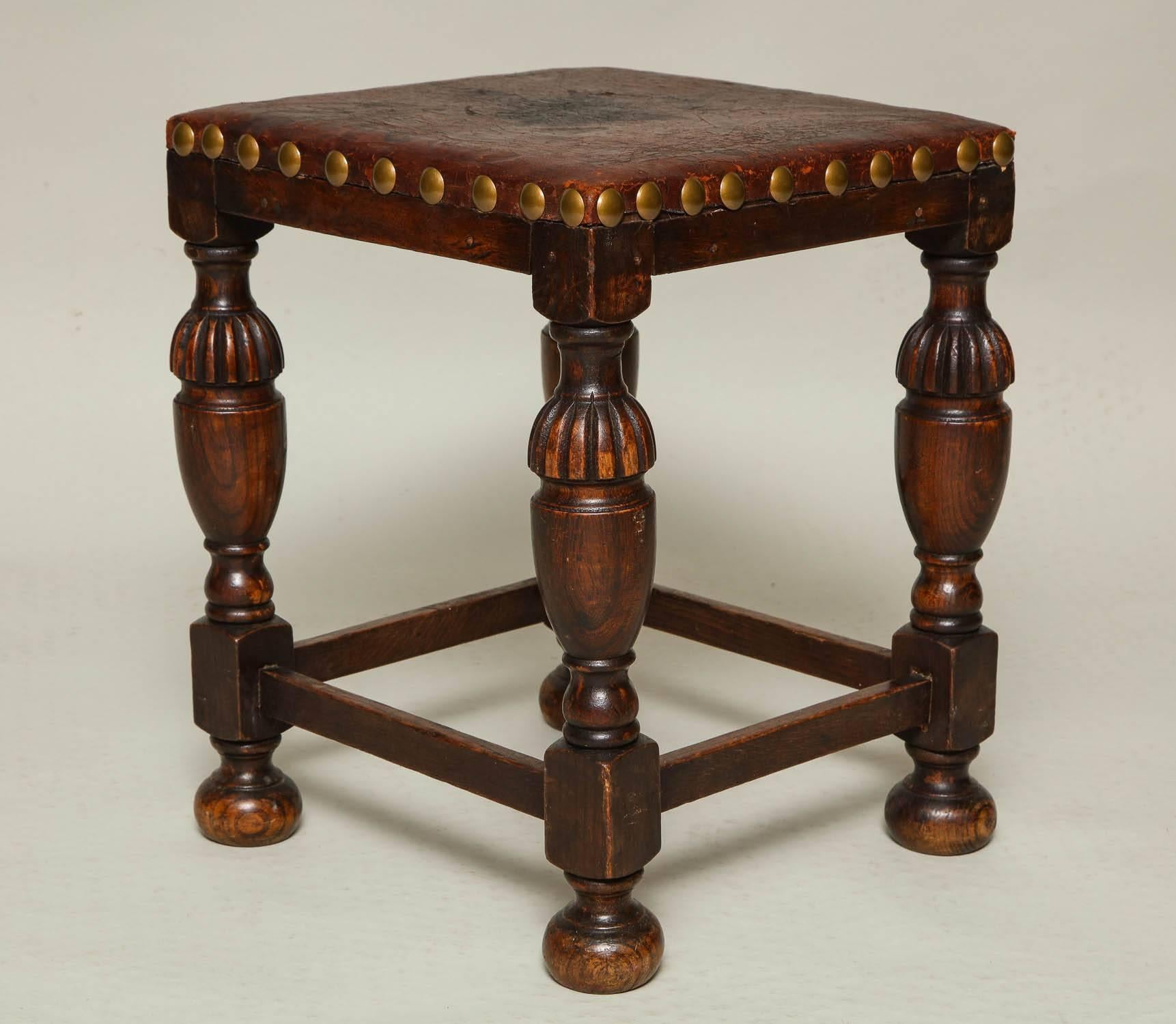 Early 20th Century English Arts & Crafts Leather and Oak Stool For Sale