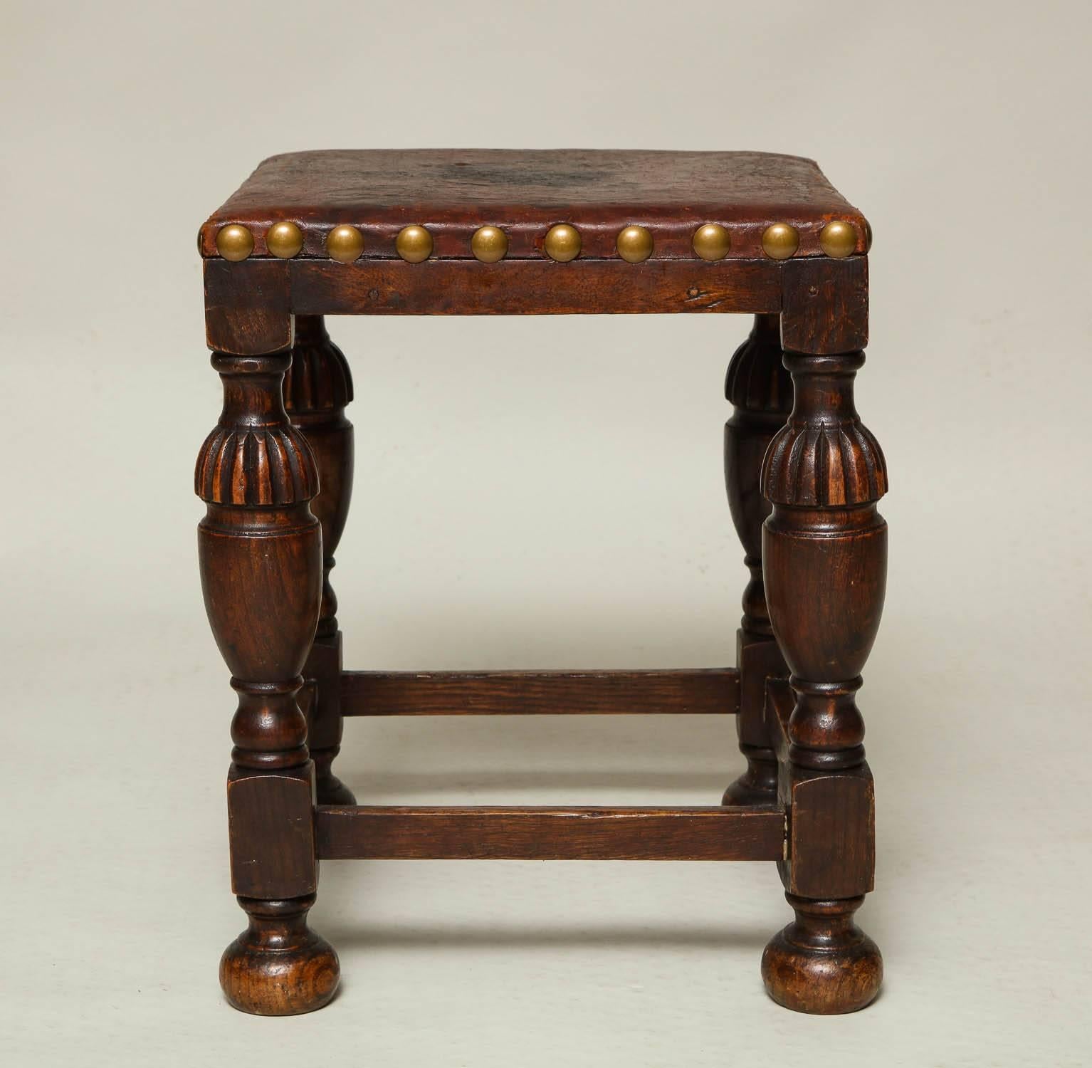 English Arts & Crafts Leather and Oak Stool For Sale 2