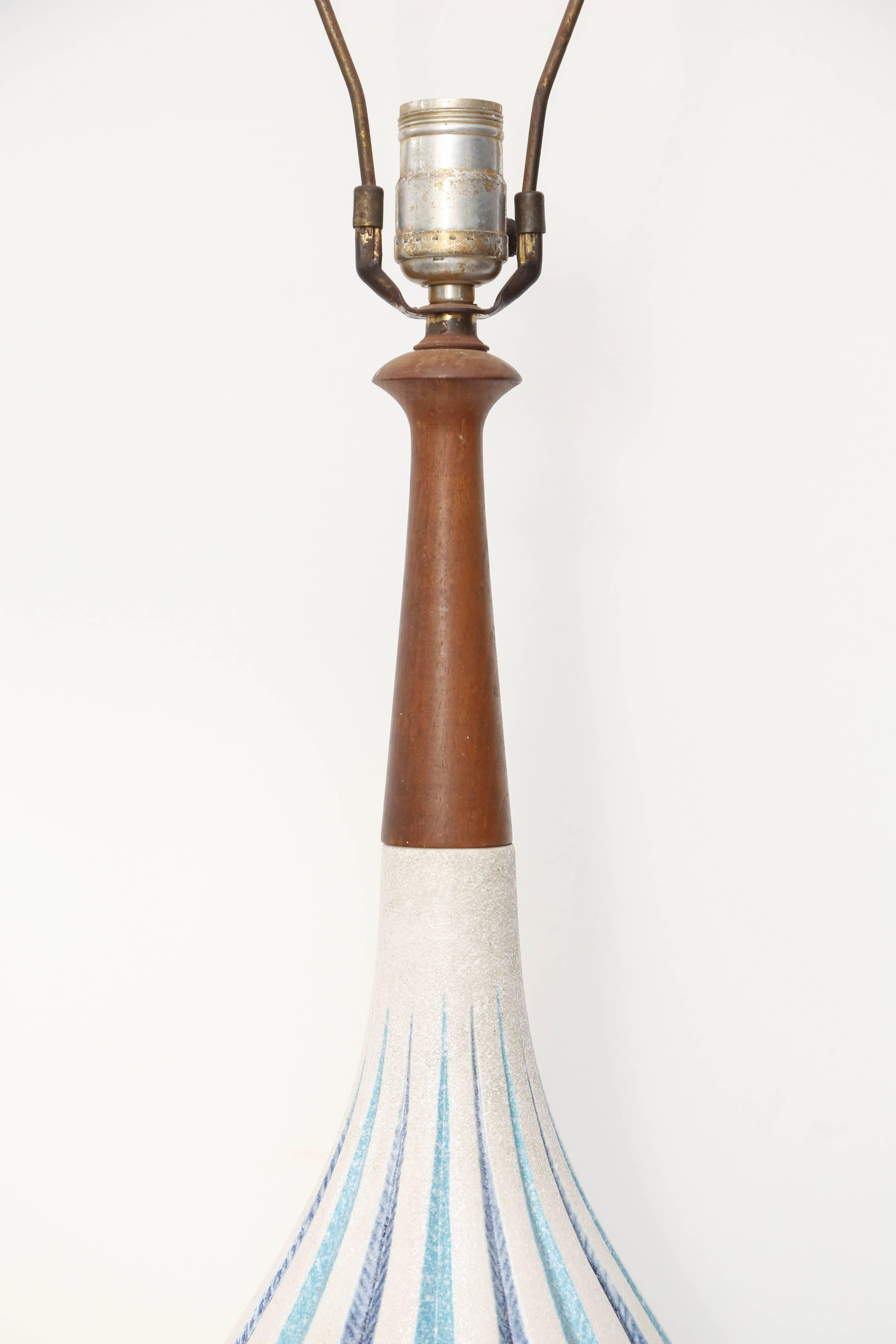 Mid-Century Modern Lampe en céramique et teck de MCM, années 1960, États-Unis en vente