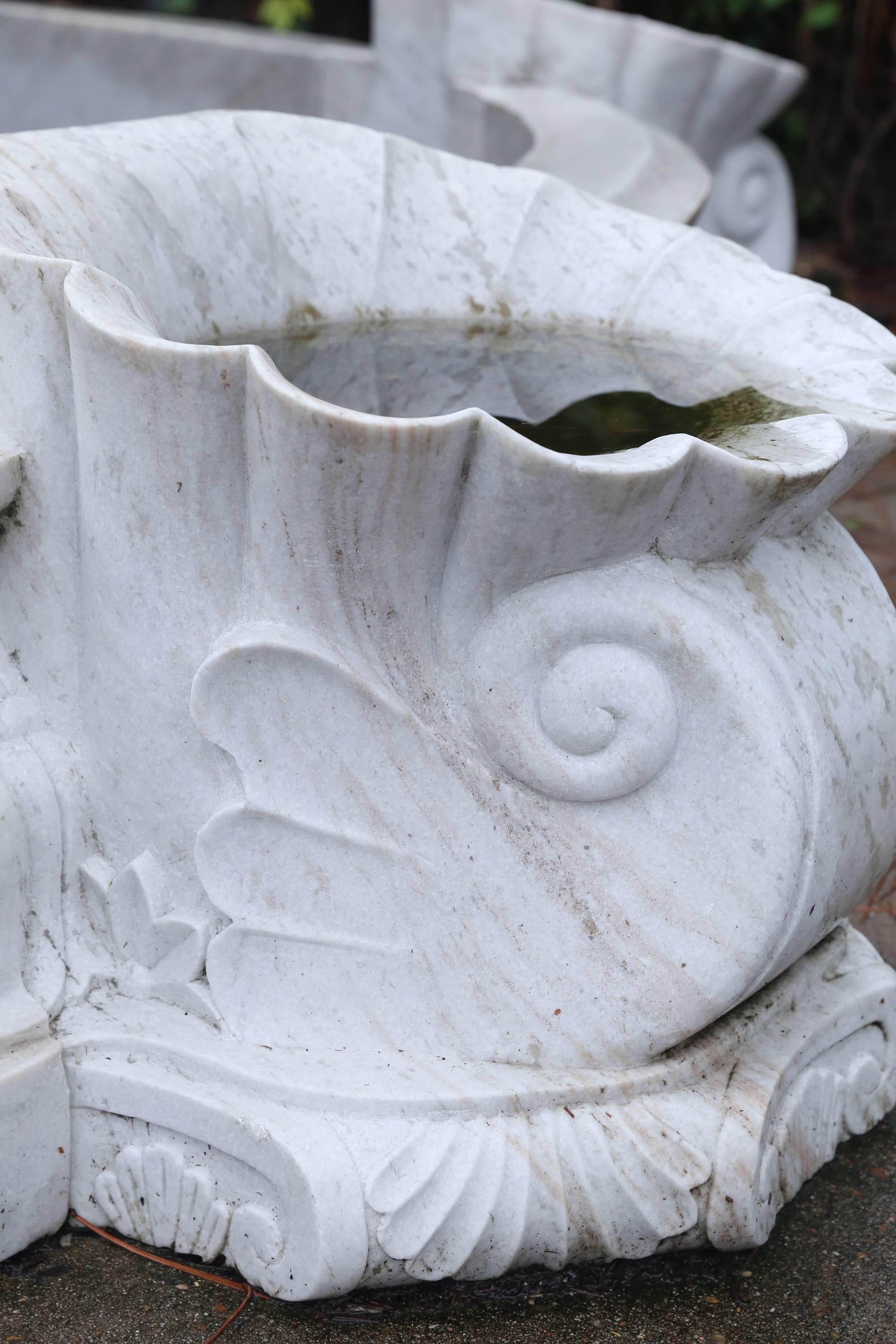 Hand-Carved White Marble Fountain with Surround from a Park in India In Good Condition In Houston, TX