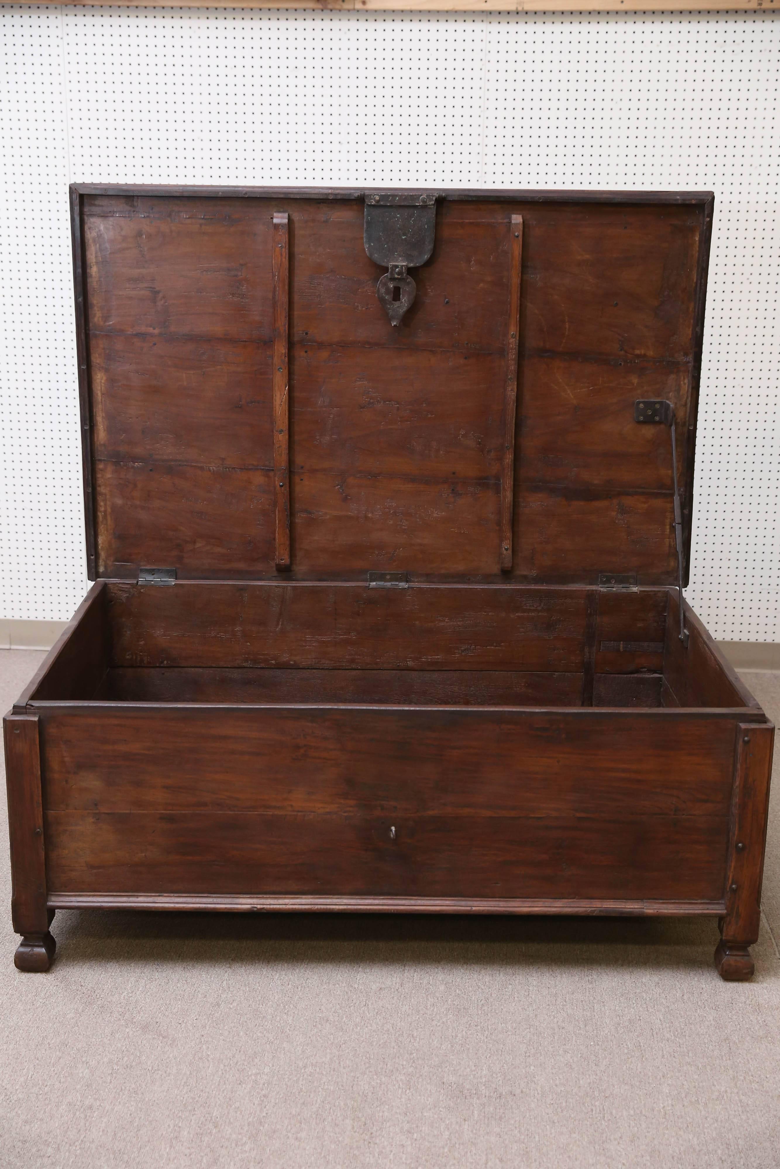 Large Teak Wood Early 19th Century Dowry Chest on Four Wooden Wheels For Sale 4