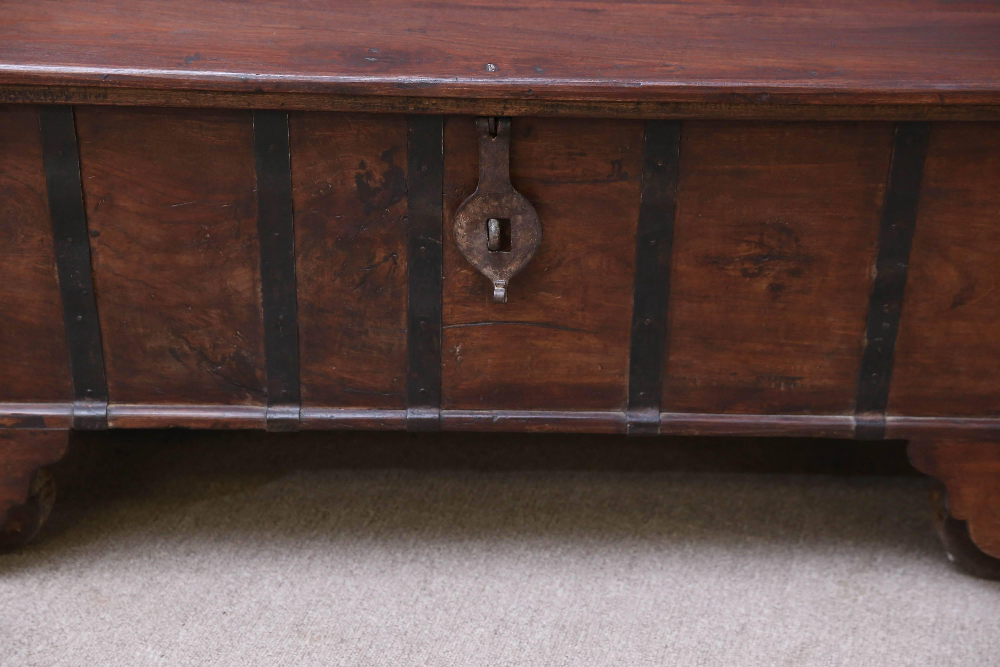 Large Teak Wood Early 19th Century Dowry Chest In Good Condition For Sale In Houston, TX