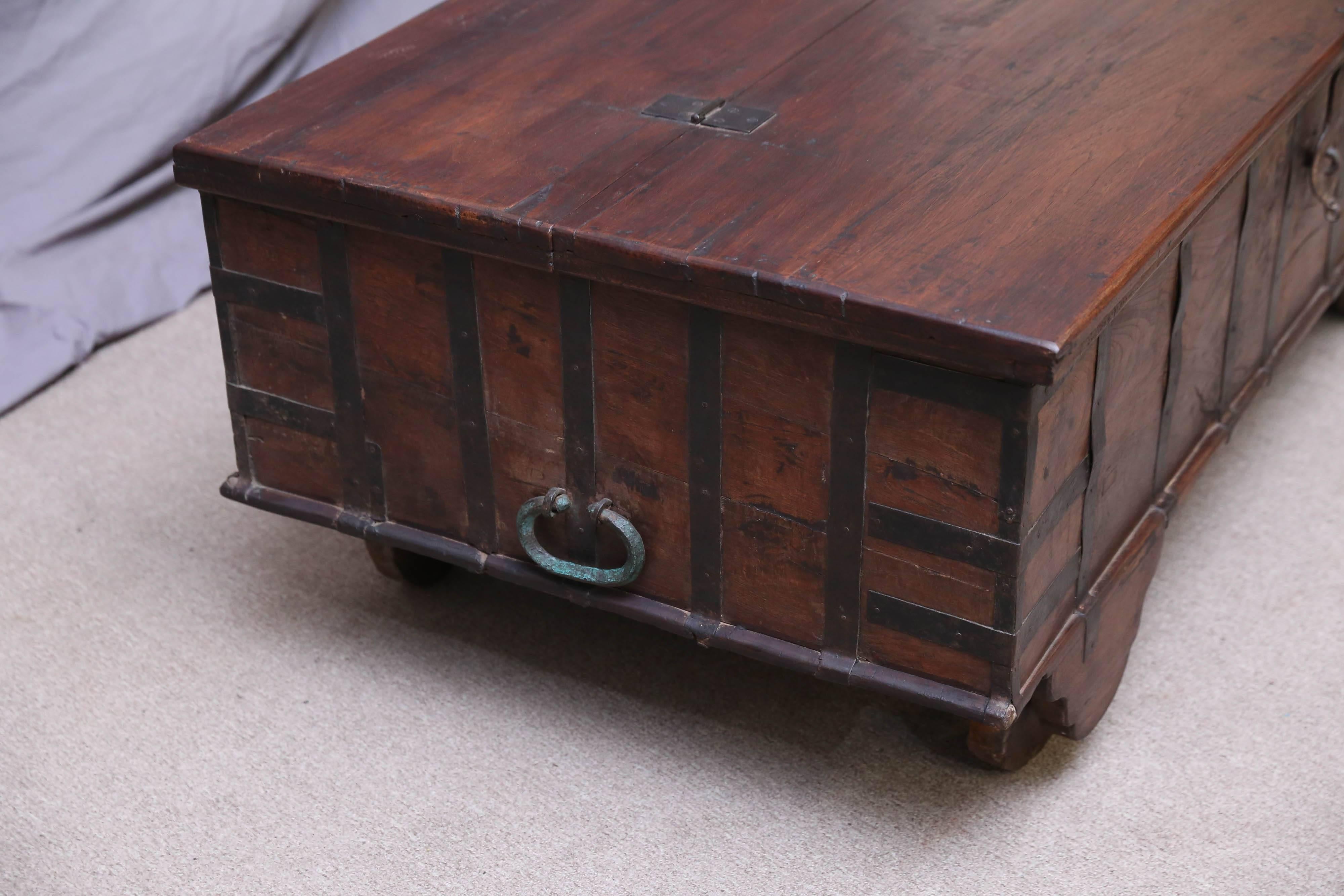 Large Teak Wood Early 19th Century Dowry Chest For Sale 1