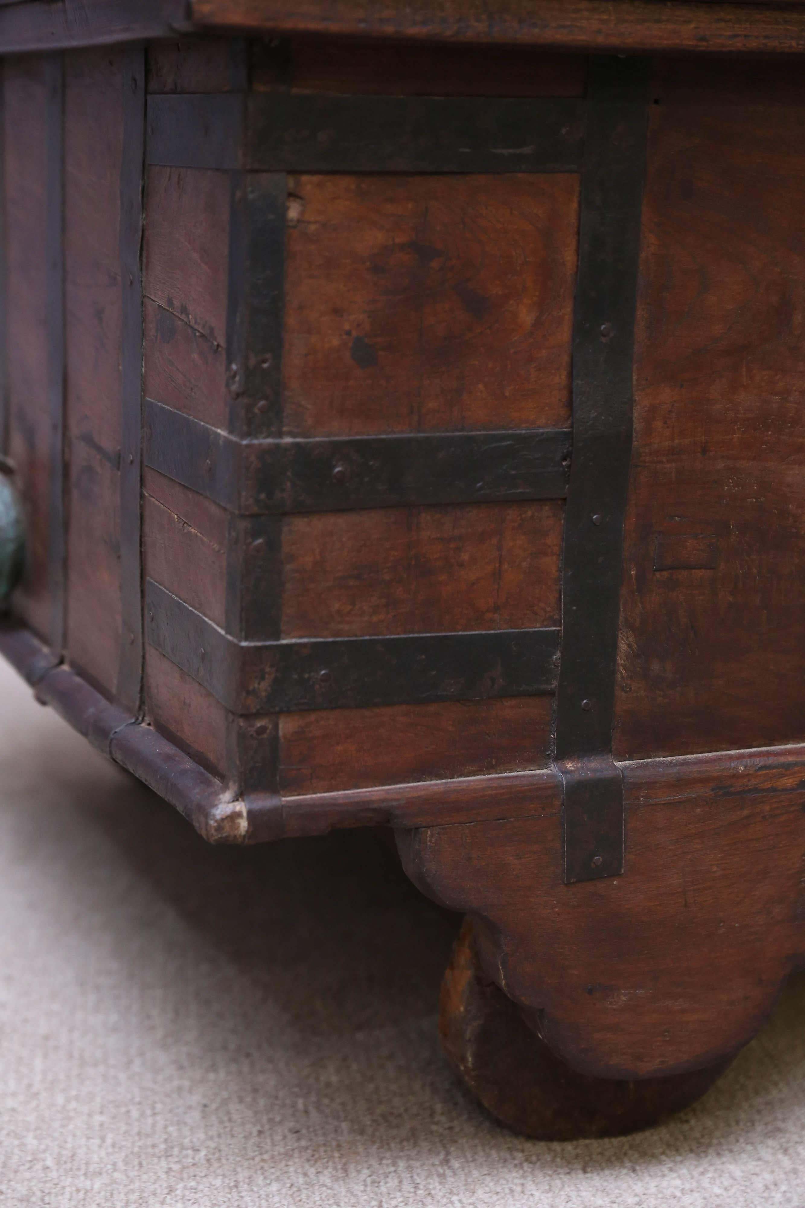 Large Teak Wood Early 19th Century Dowry Chest For Sale 3