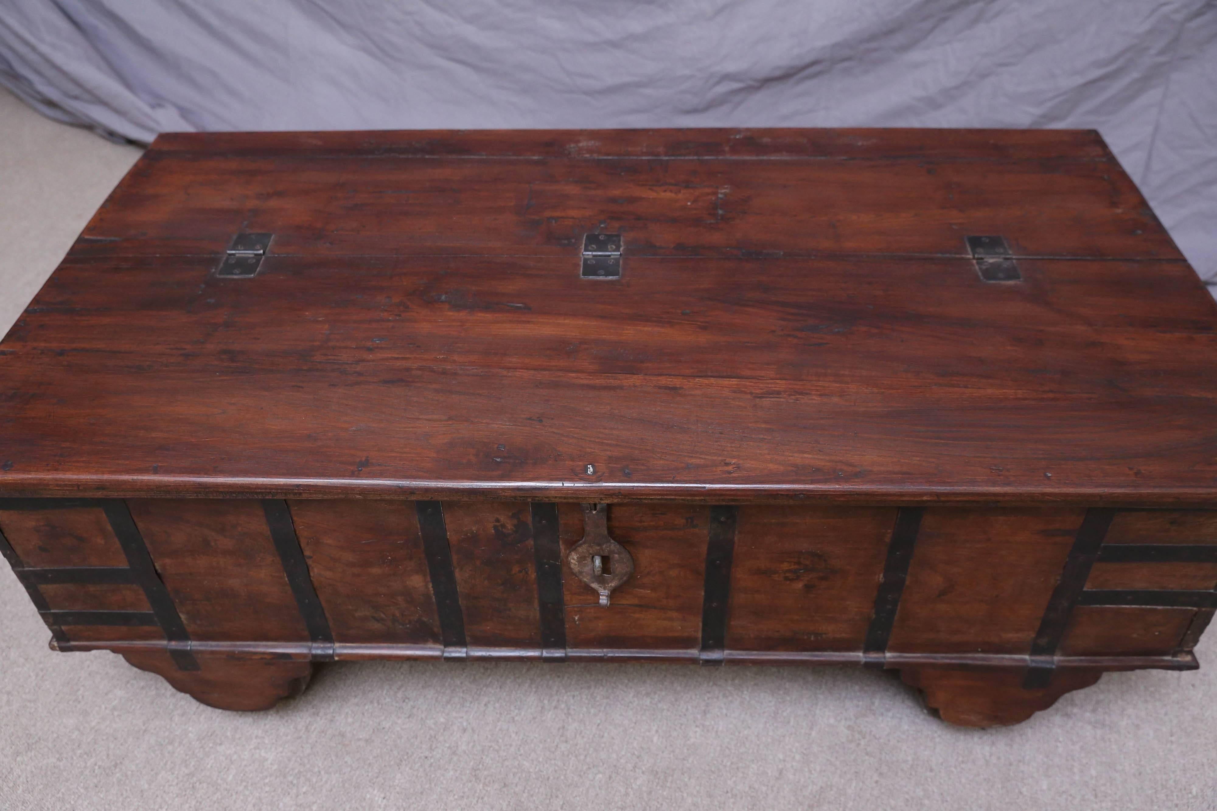 Large Teak Wood Early 19th Century Dowry Chest For Sale 4