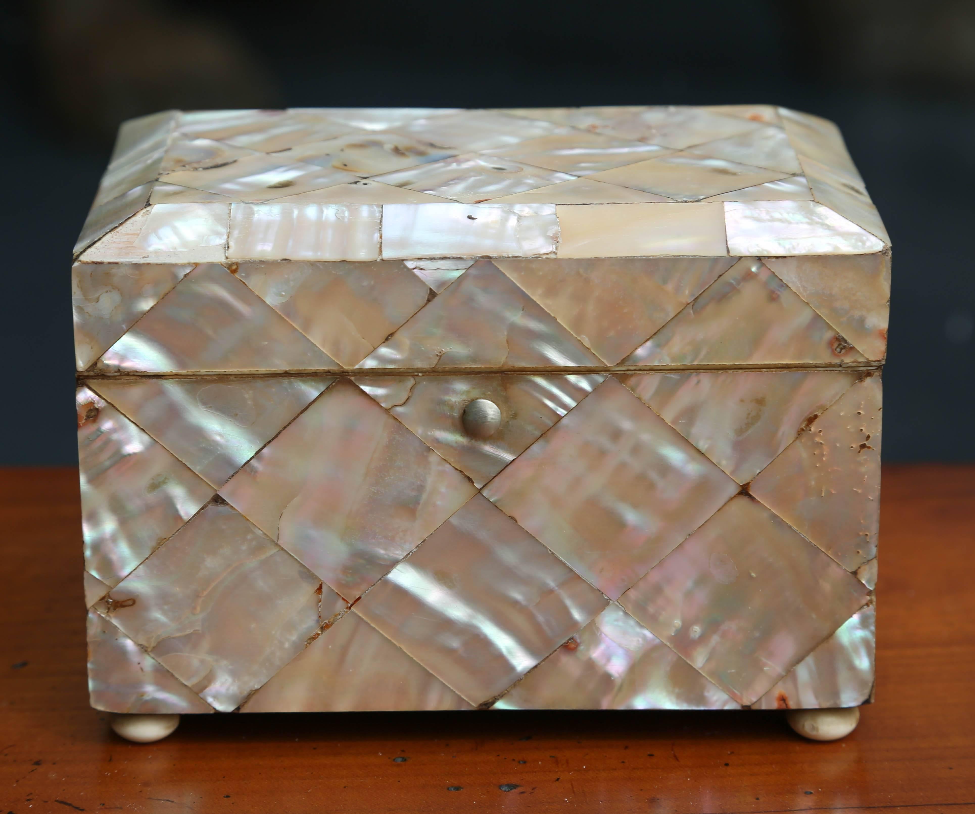 Petite Mother-of-Pearl Tea Caddy In Good Condition In West Palm Beach, FL