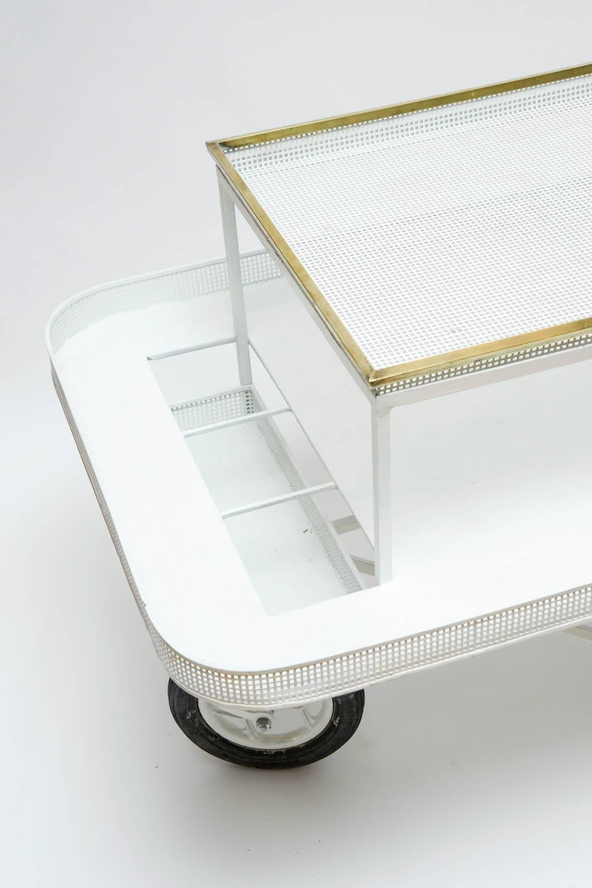 In the Style of Mathieu Mategot Serving Cart with Removable Tray  In Good Condition For Sale In Saint-Ouen, IDF