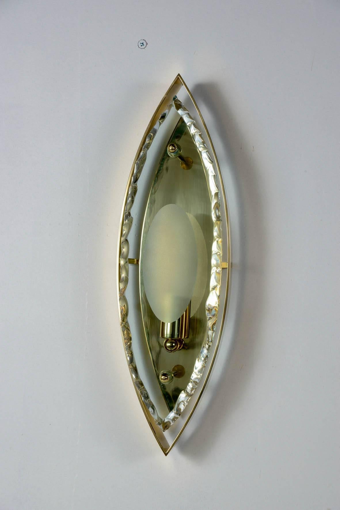Superbe paire d'appliques dans le style de Max Ingrand pour Fontana Arté
Laiton et verre
1990s
Italie.