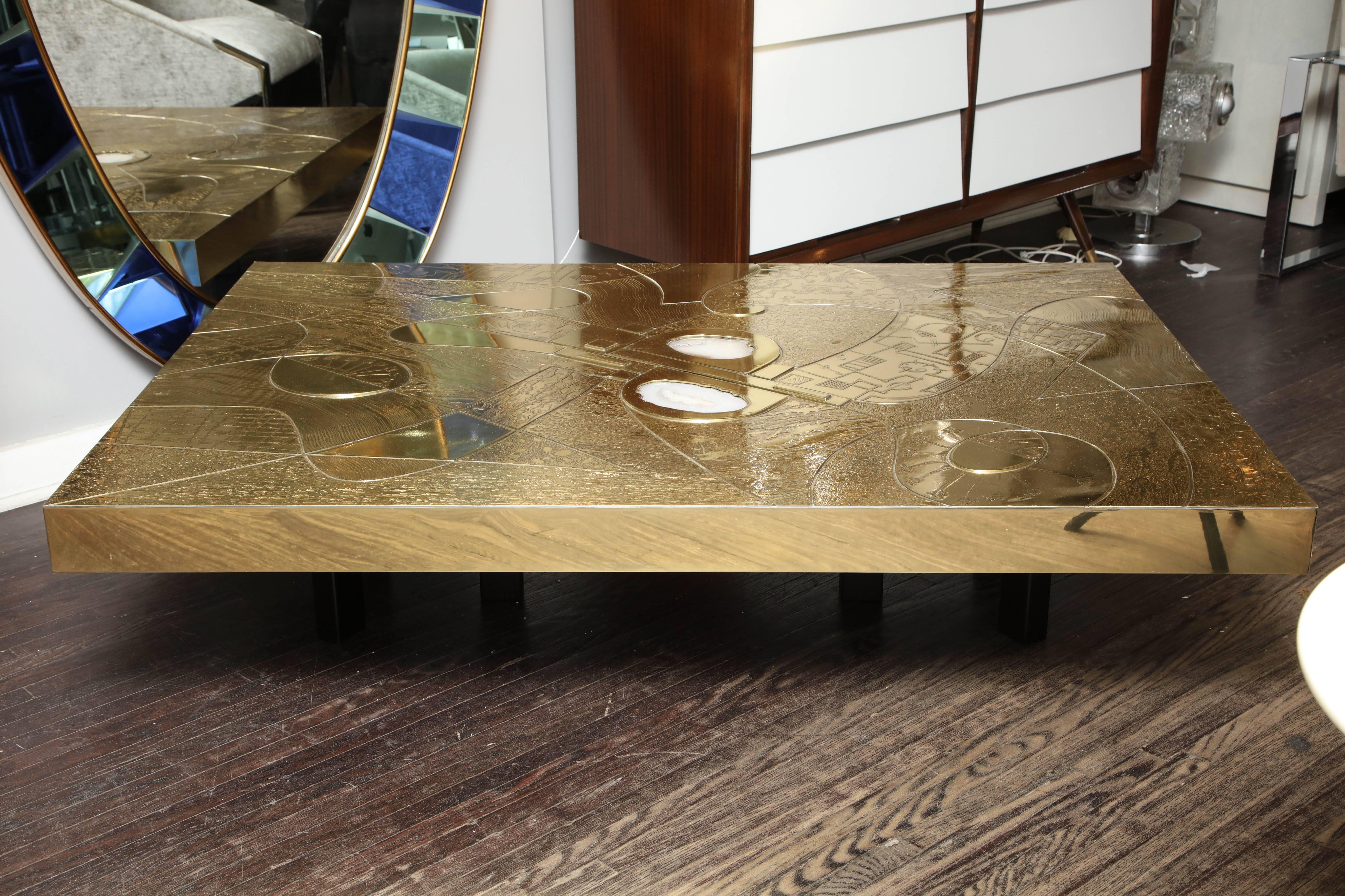 Spettacolare tavolo da cocktail rettangolare in ottone acidato e doppia agata. La personalizzazione è disponibile in diverse dimensioni, agata, finiture e colori della base del tavolo.