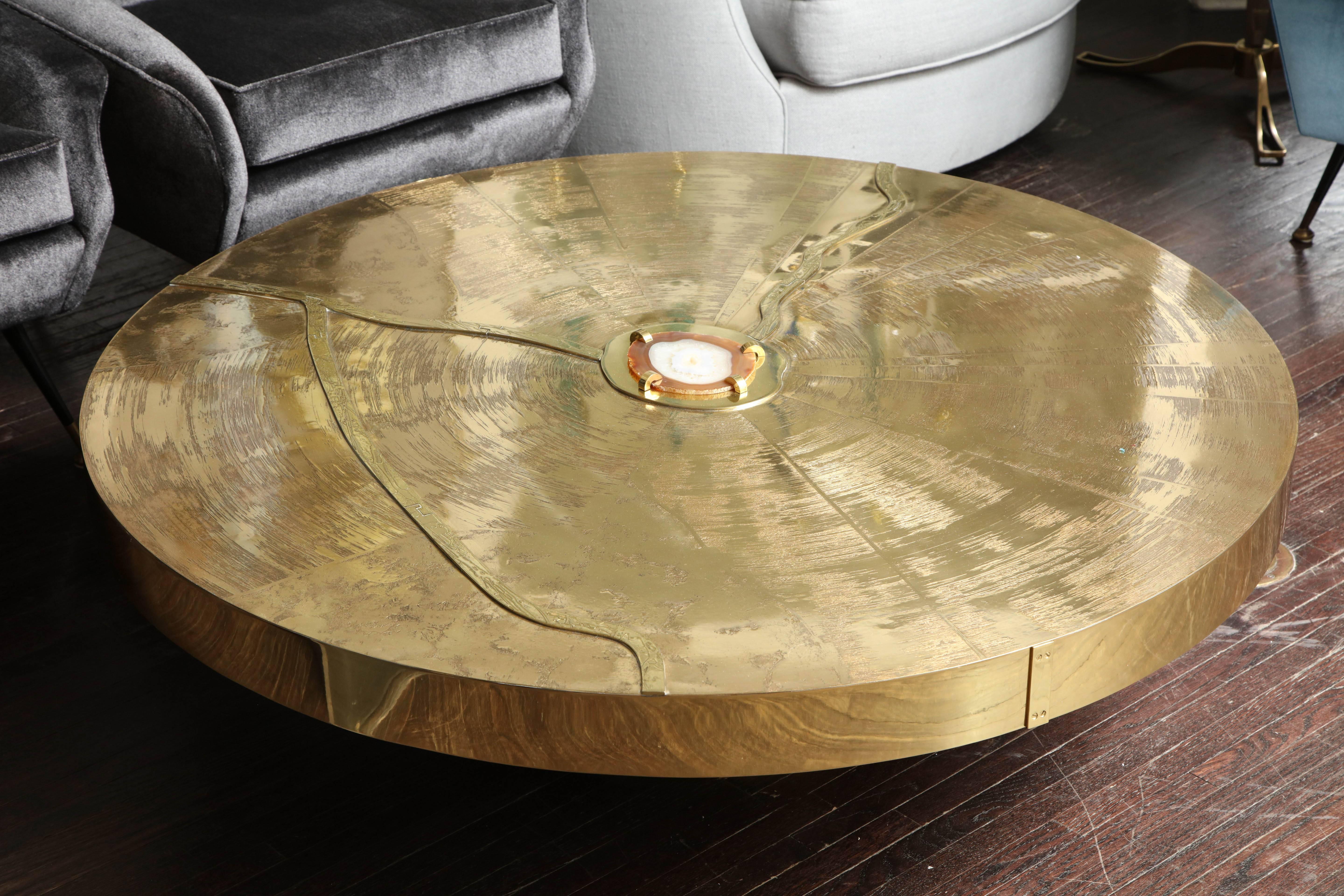 Sur mesure Spectaculaire table de cocktail ronde en laiton gravé avec pierre d'agate. La personnalisation est possible dans différentes tailles, agates, finitions et couleurs de base de table.