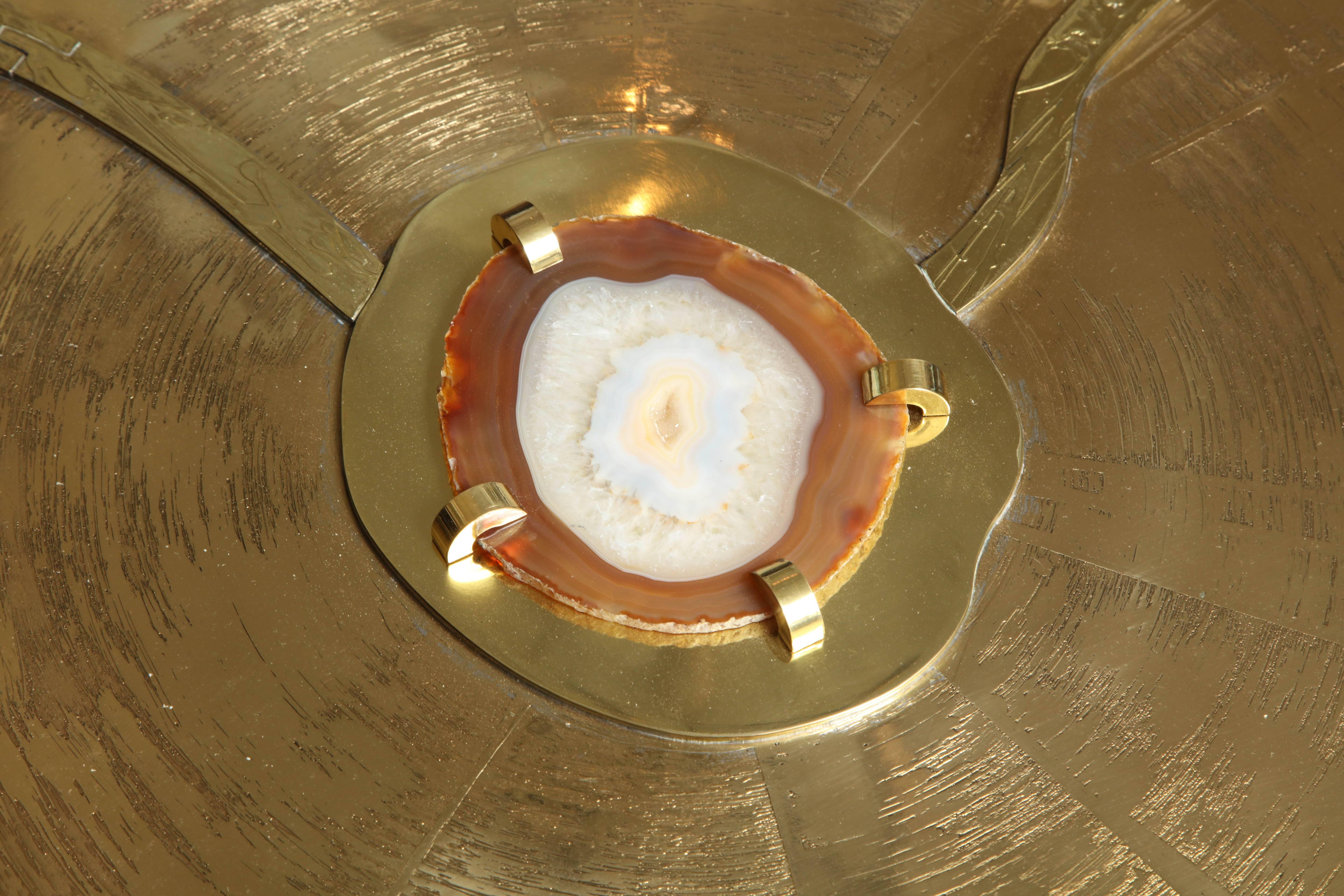 XXI secolo e contemporaneo Spettacolare tavolo da cocktail rotondo in ottone acidato con pietra d'agata personalizzato in vendita